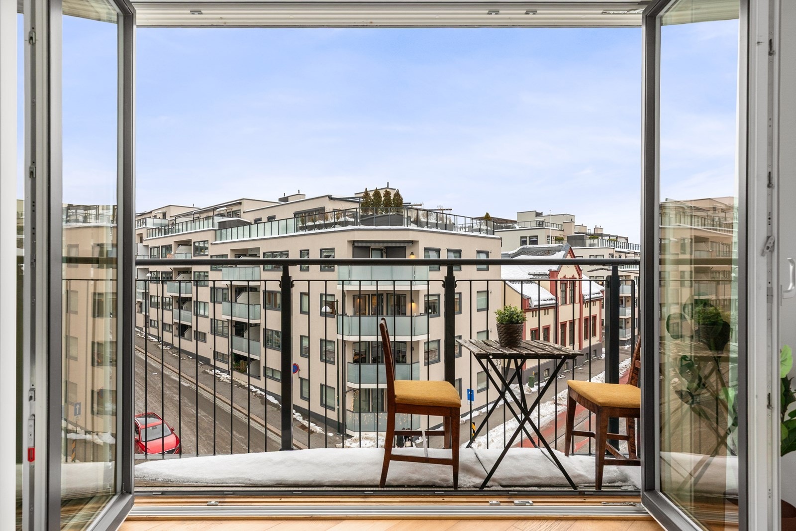 Leiligheten har en moderne standard fra 2018, store vindusflater og balkong Galleribilde