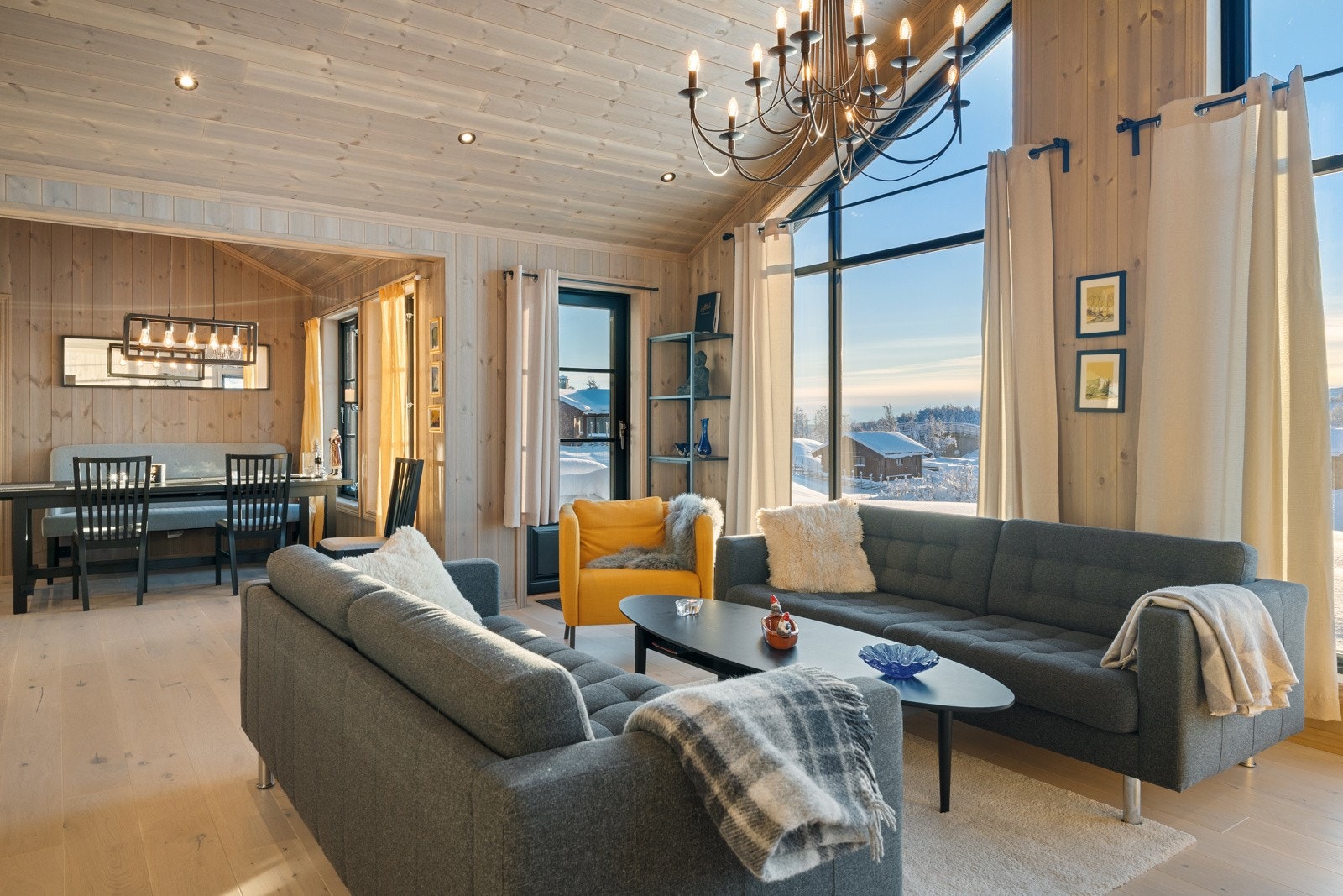 Her er det god plass til både sofagruppe og øvrige møbler uten at rommet oppleves overmøblert Galleribilde