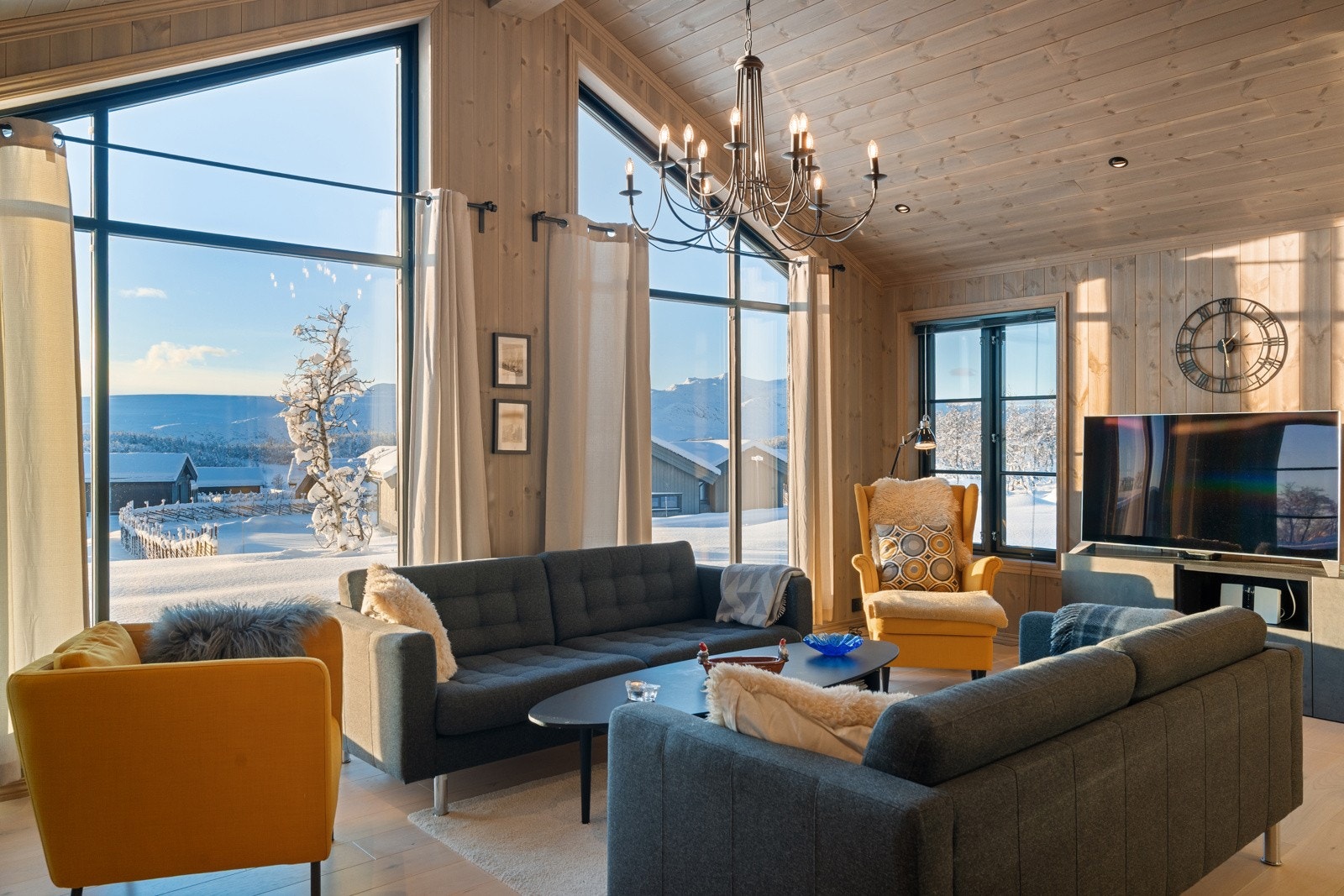 Hytta har en arealeffektiv og sosial planløsning med alt på ett plan Galleribilde