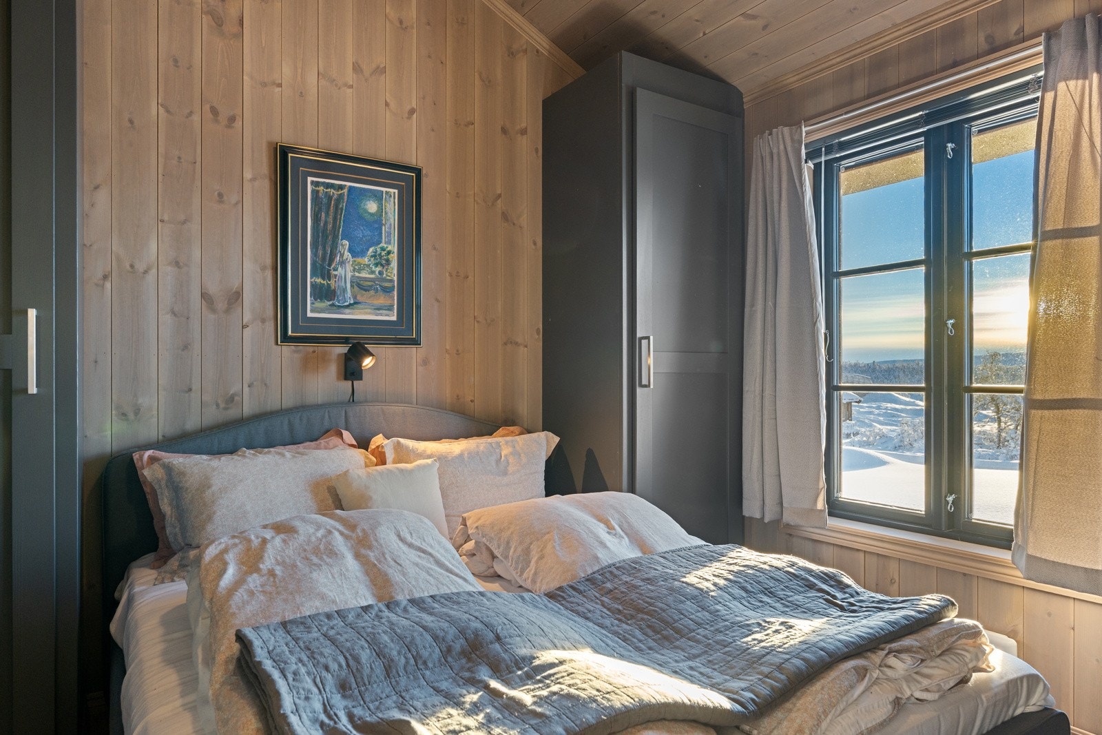 Hytta har fire soverom, alle samlet på samme plan og tilrettelagt for komfortabel bruk Galleribilde