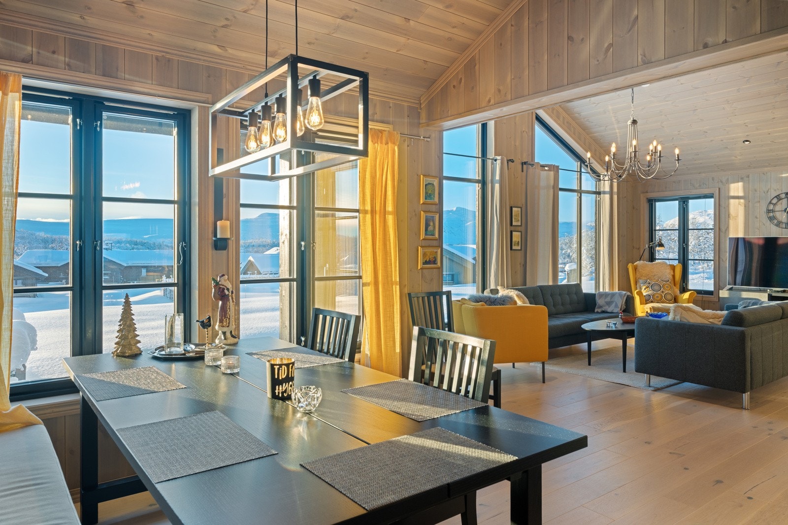 Måltidene kan nytes med flott utsikt gjennom de store vindusflatene og i nærhet til peisens varme og stemning Galleribilde