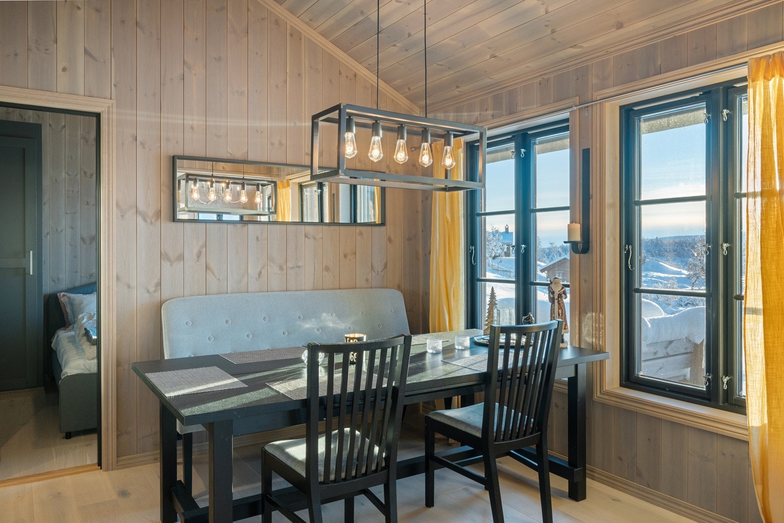 Spiseavdelingen har en naturlig plassering mellom kjøkken og stue, og her er det god plass til langbord Galleribilde