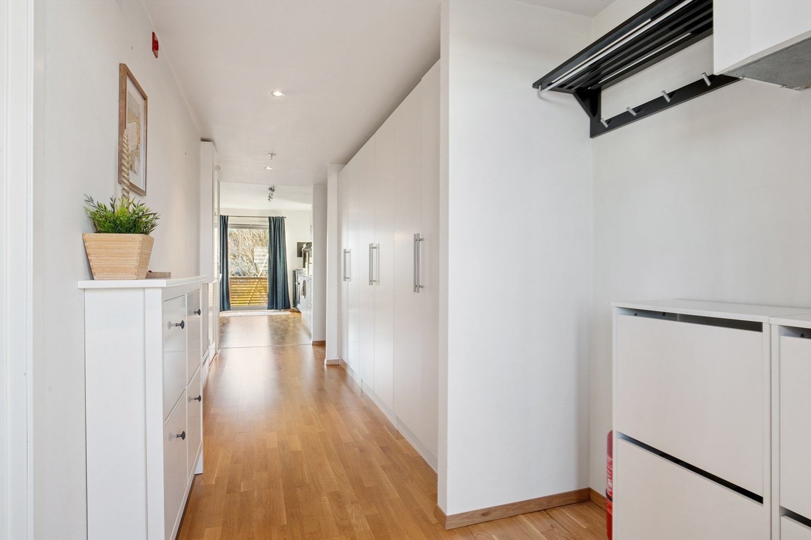 Lys entrè med plass til å henge klær og sko fra seg Galleribilde