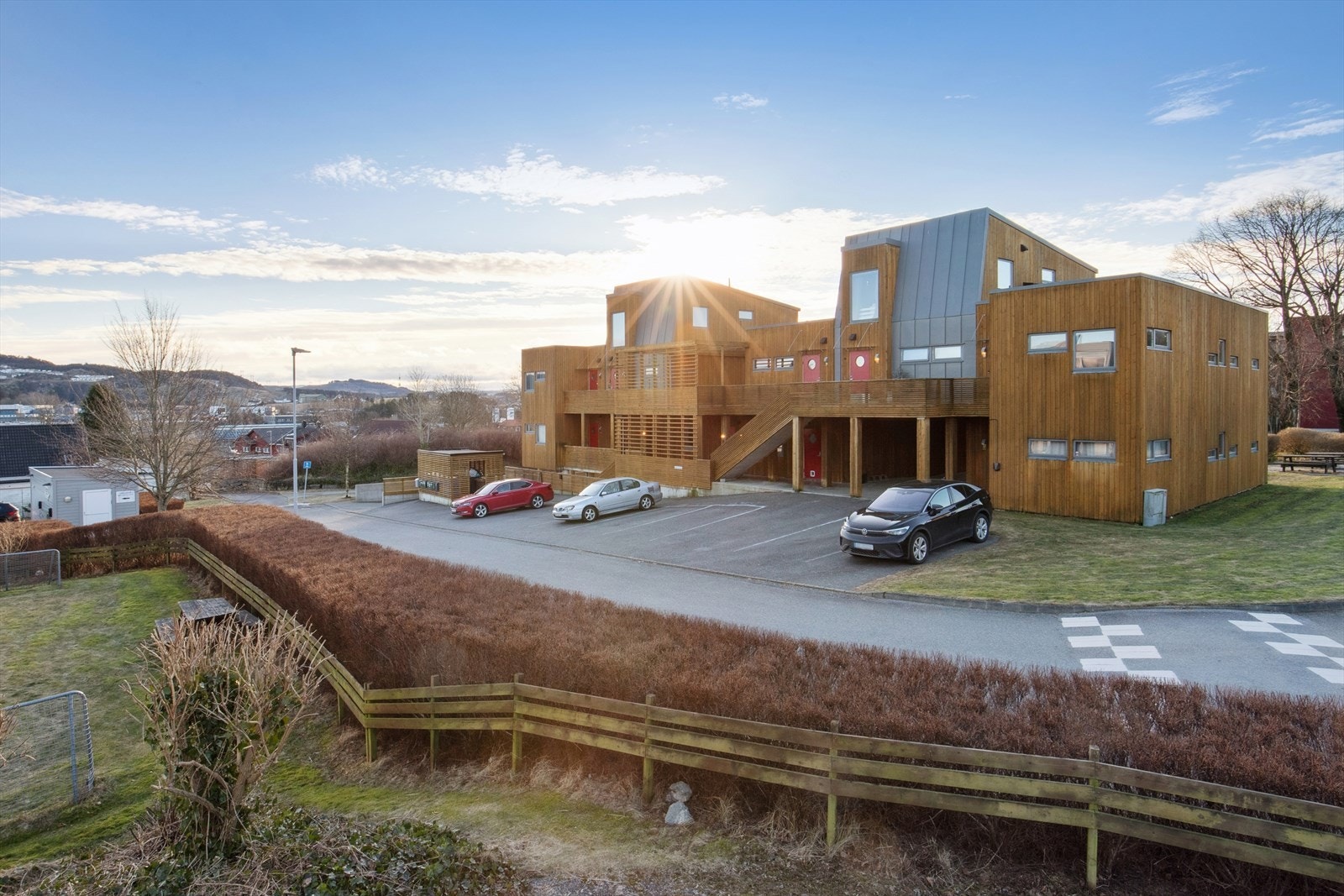 Akselhagen 3 har egen oppmerket parkeringsplass utendørs Galleribilde