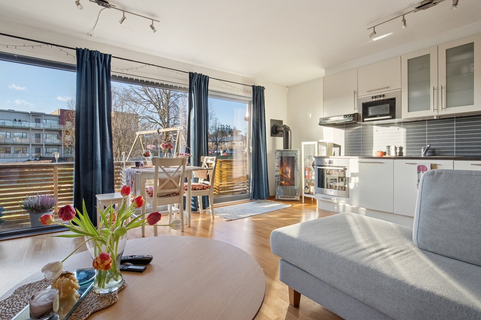 Leiligheten har store vinduer som gir gode mengder dagslys Galleribilde