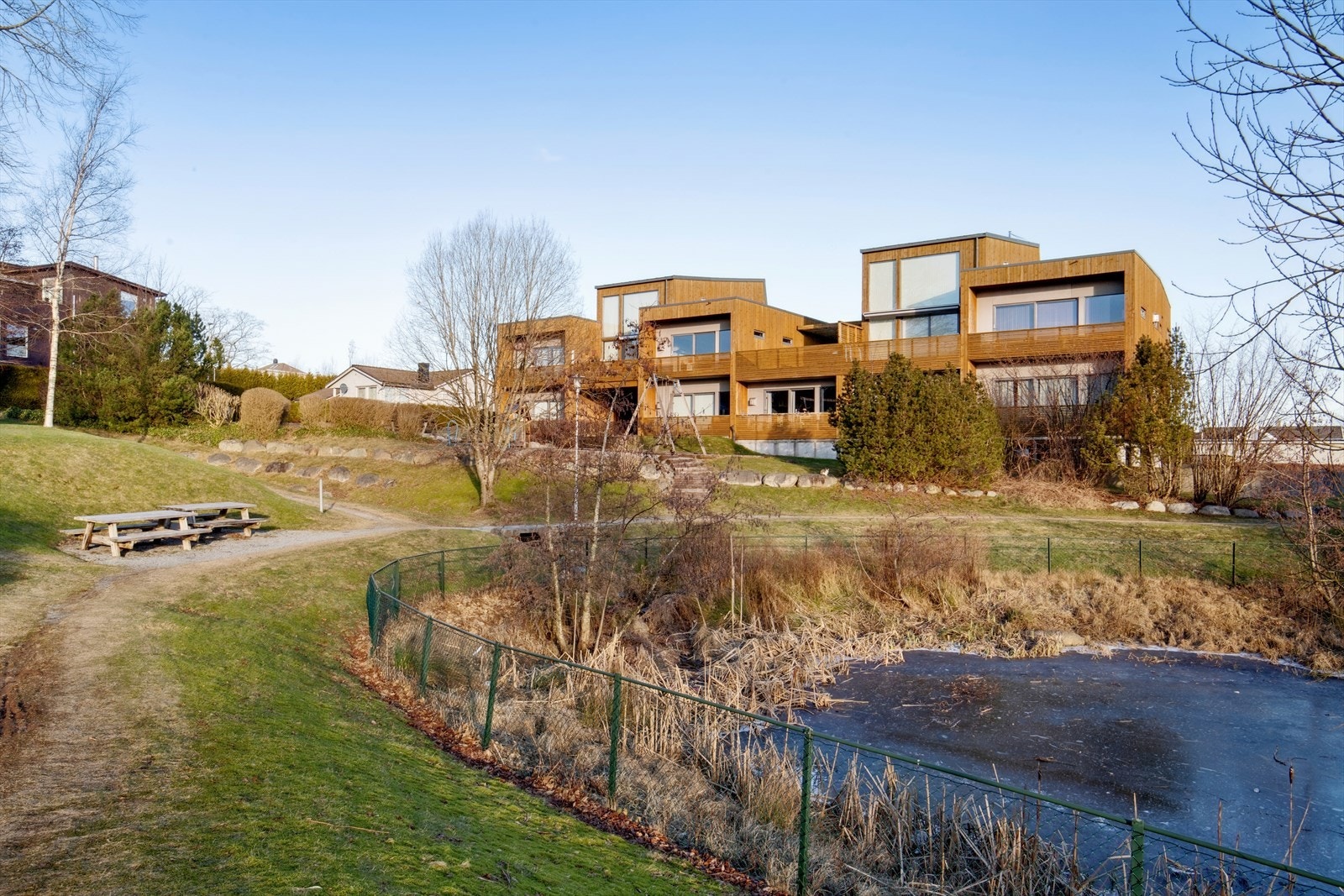 Fasade og nærområdet Galleribilde