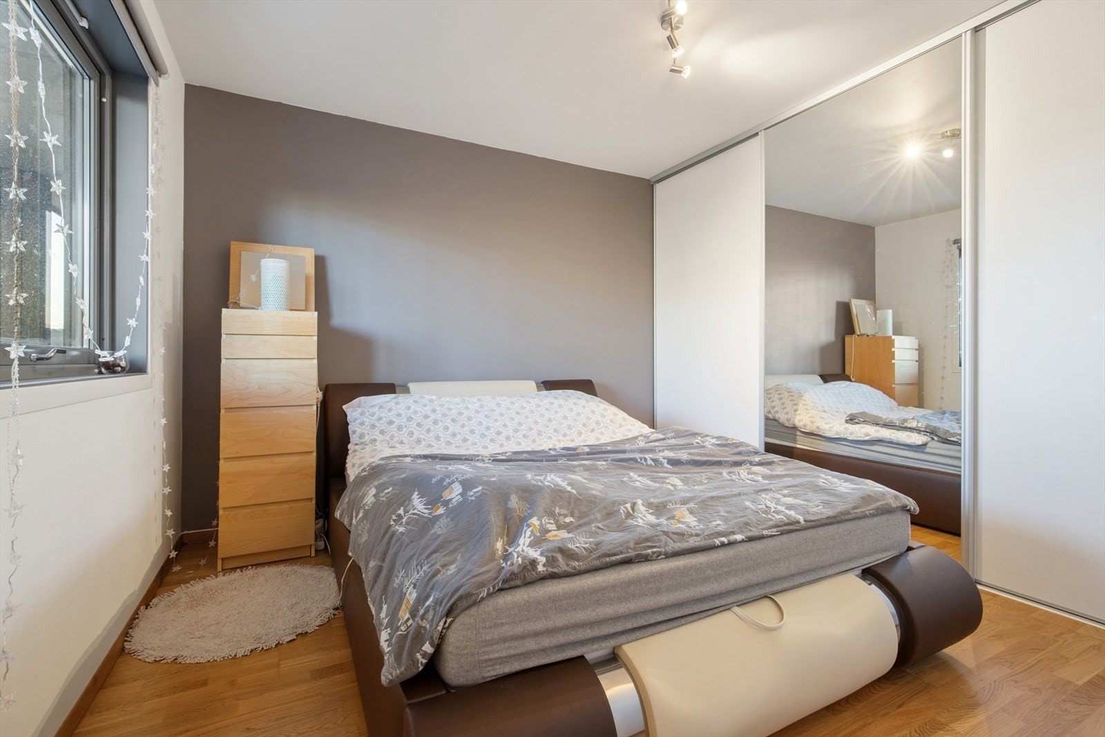 Soverom med kontrastvegg og innebygget garderobe Galleribilde