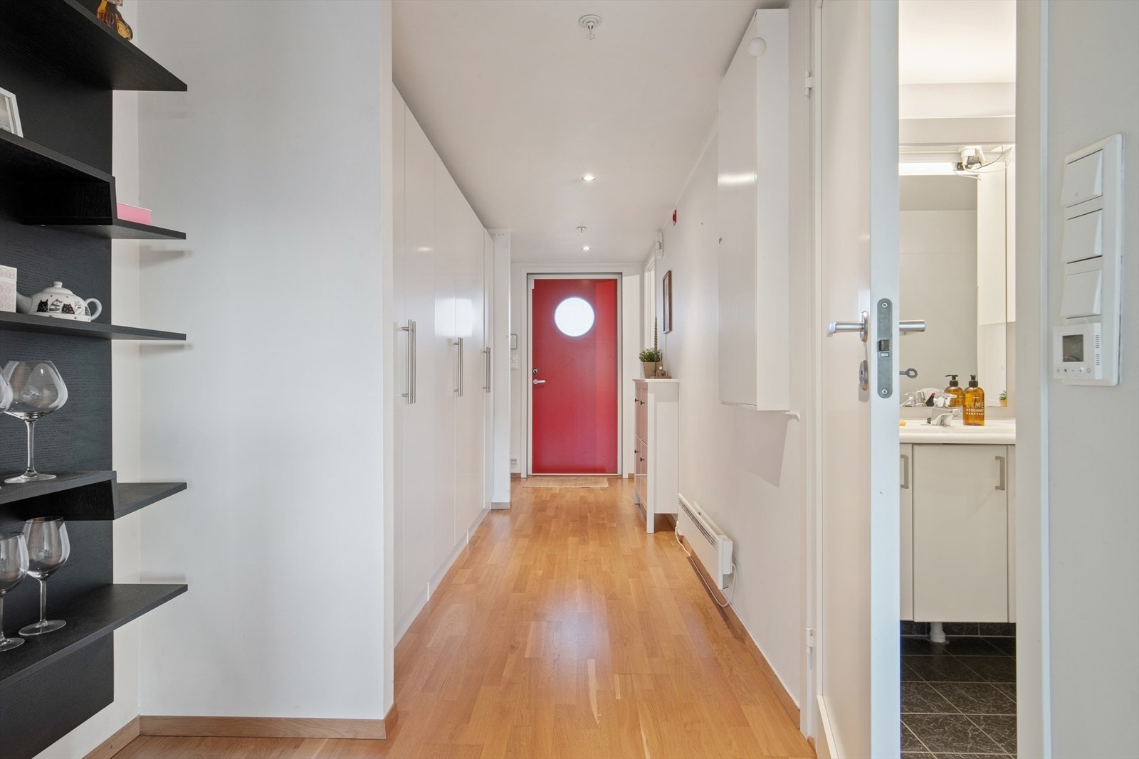 Lys gang med spotter i tak og oppbevaring i garderobeskap Galleribilde