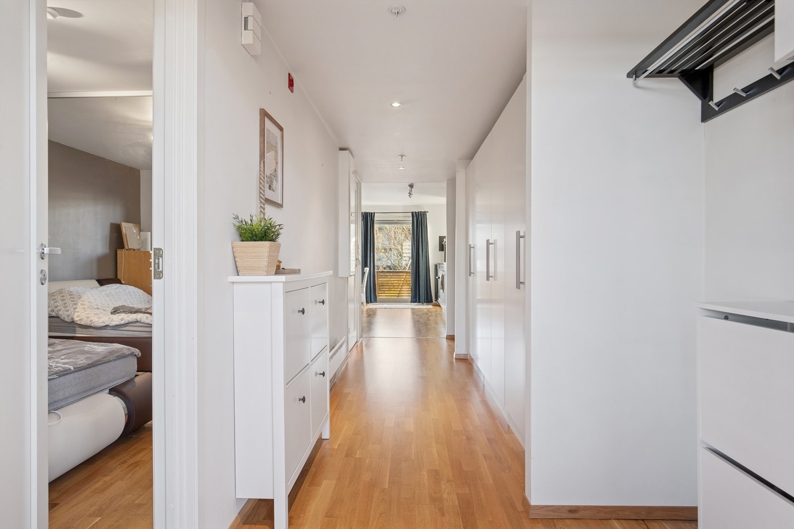 Fra entrè har du adkomst til åpen stue- og kjøkken løsning, baderom, og soverom Galleribilde