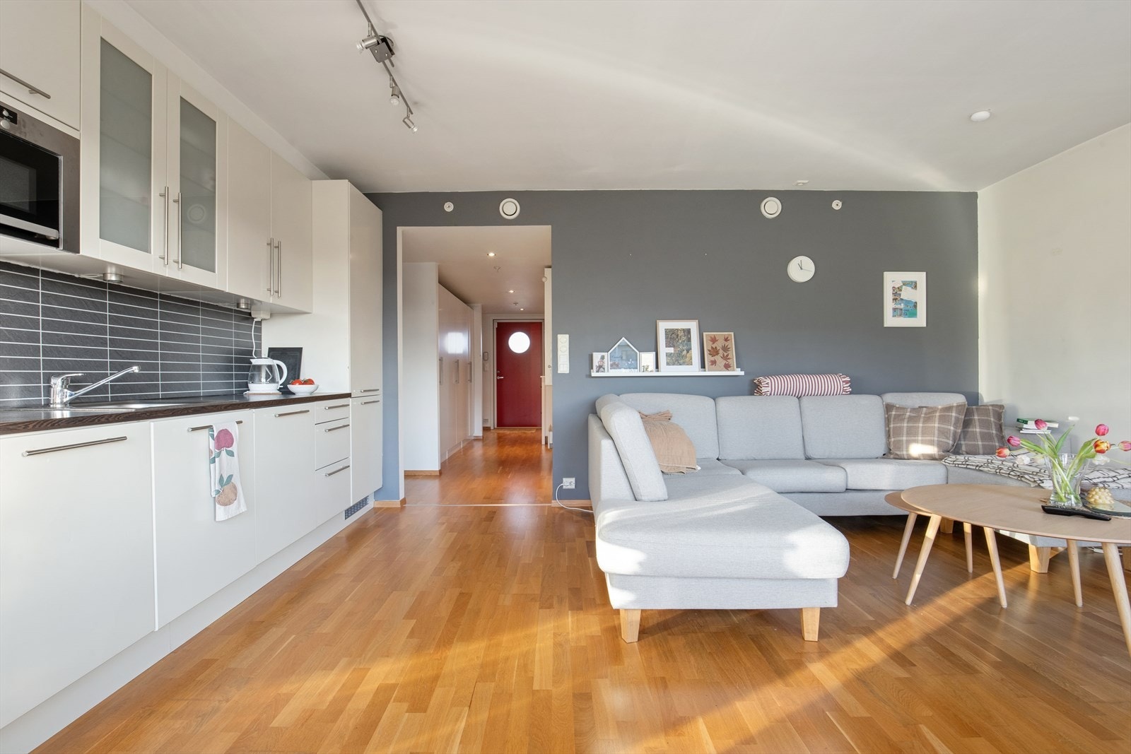 Kjøkkenet er i lys utførelse med slette fronter. Hvitevarer som oppvaskmaskin, mikrobølgeovn, steketopp, stekeovn og kjøleskap med frys følger handel. Galleribilde