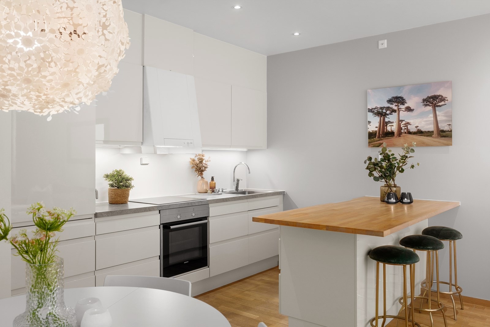 Leiligheten har et fint kjøkken med glatte fronter - integrerte hvitevarer medfølger Galleribilde