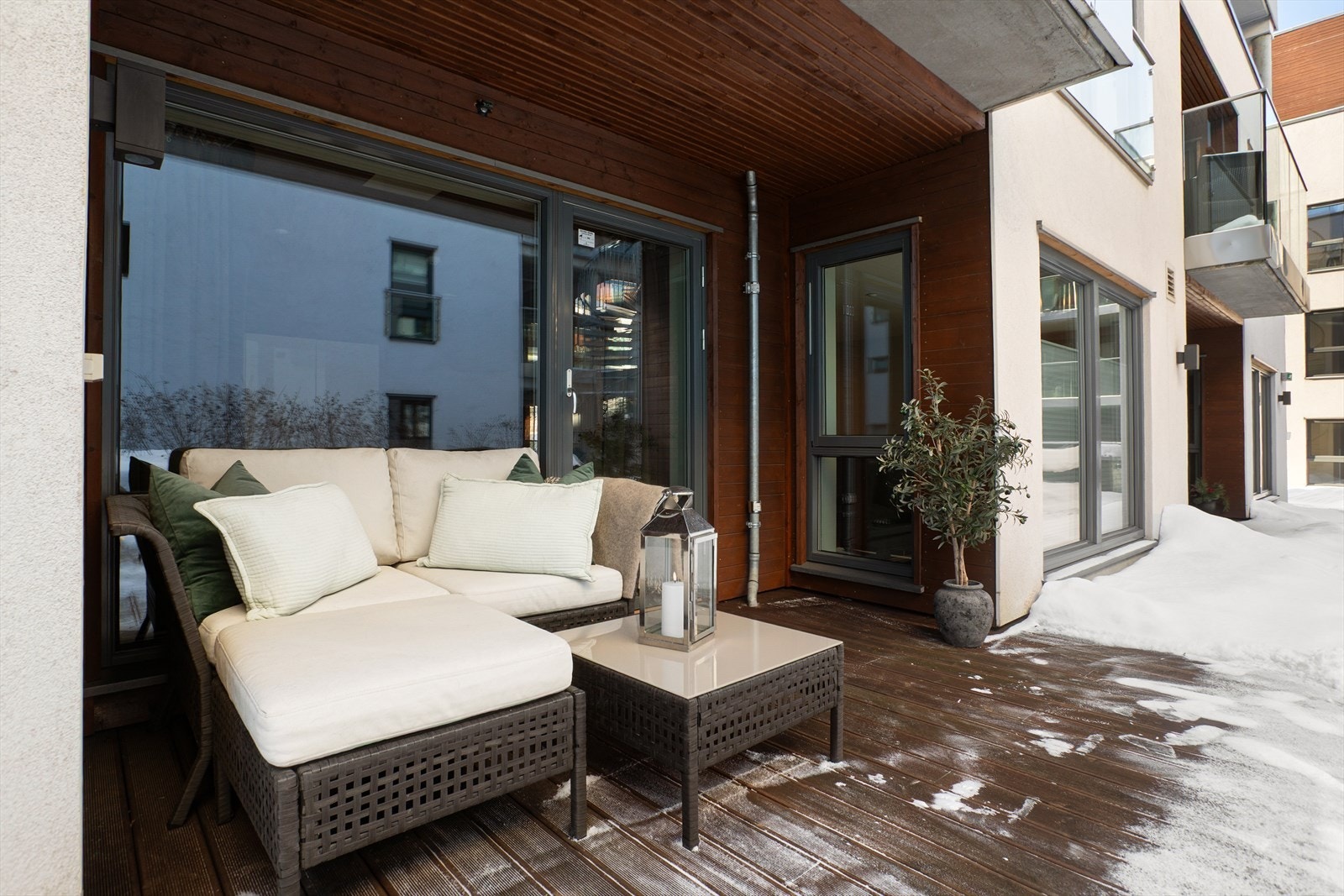 Leiligheten har utgang til uteplass, samt har sameiet to felles takterrasser Galleribilde