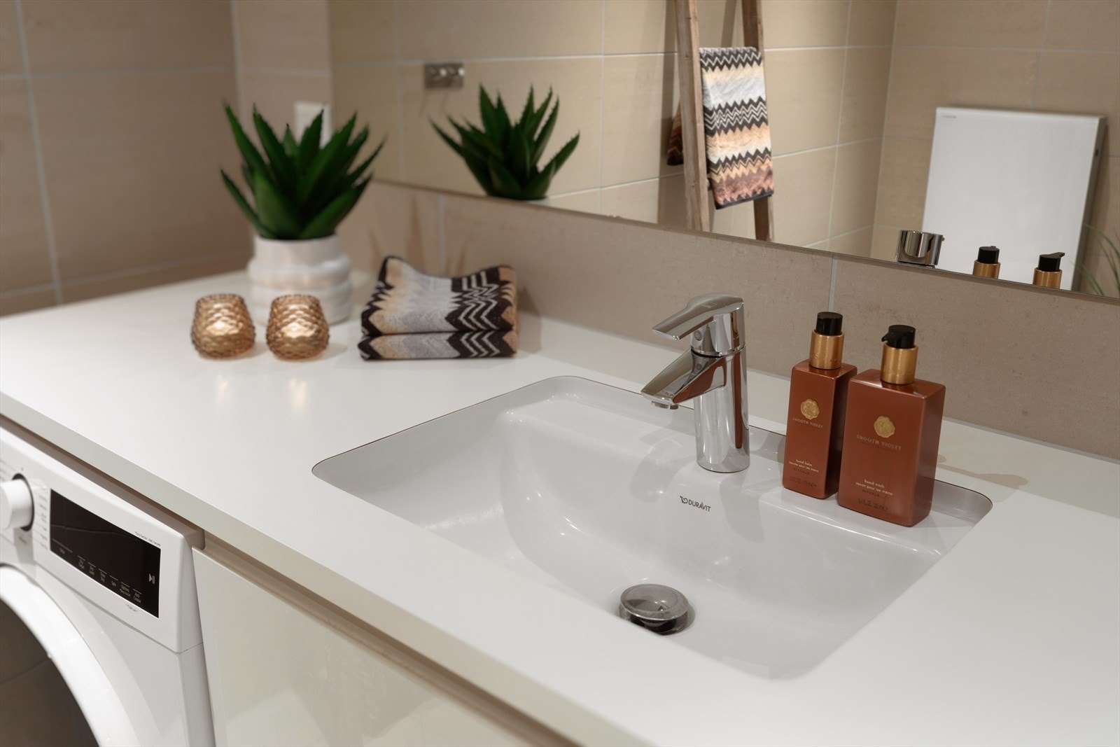 Smart innredningsløsning med plass for vaskemaskin og tørketrommel Galleribilde