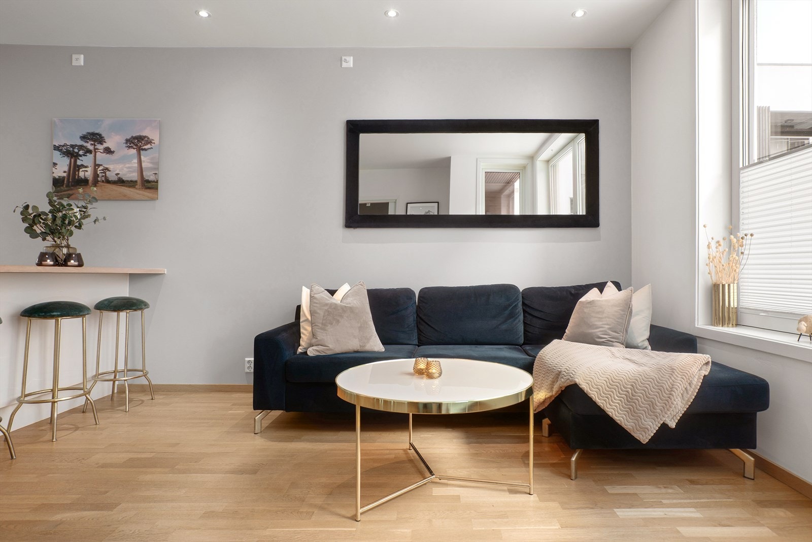 Stuen har plass for både spisegruppe og sofa m/tilhørende tv-møblement Galleribilde