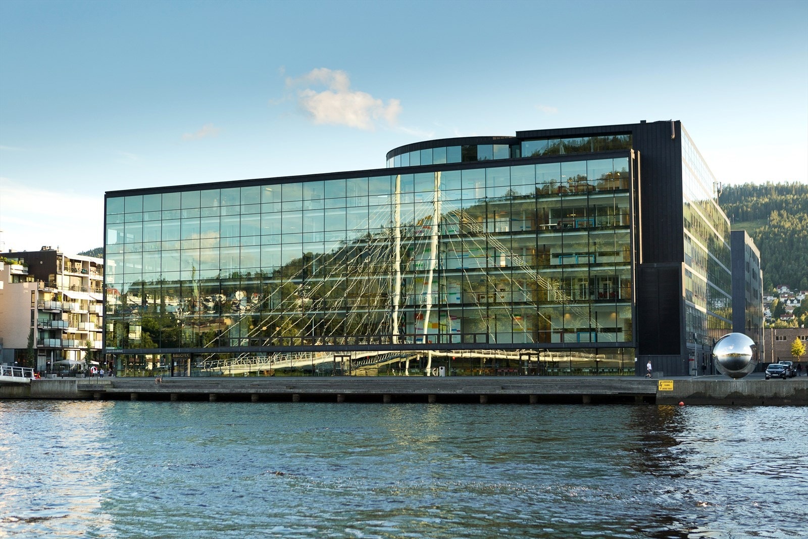 Leiligheten ligger rett ved Universitet og bibliotek Galleribilde