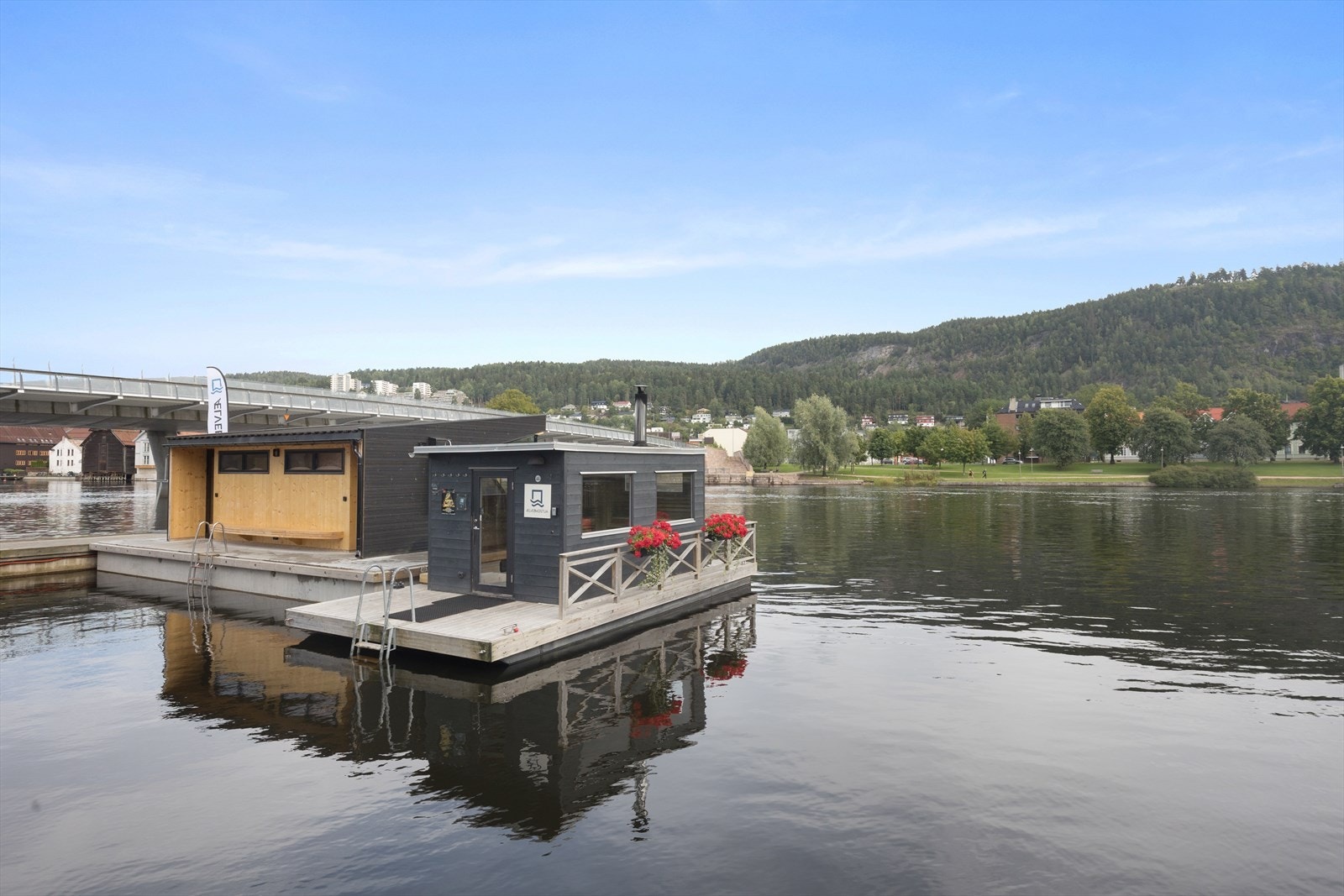 Fra leiligheten er det få meters gangavstand til flott sauna for pleie og velvære. Tilgang til saunaen via betaling på egen offentlig nettside. Galleribilde