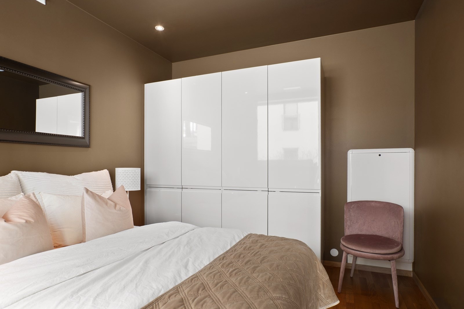 Soverommet har garderobeskap som gir rikt med klesoppbevaring Galleribilde