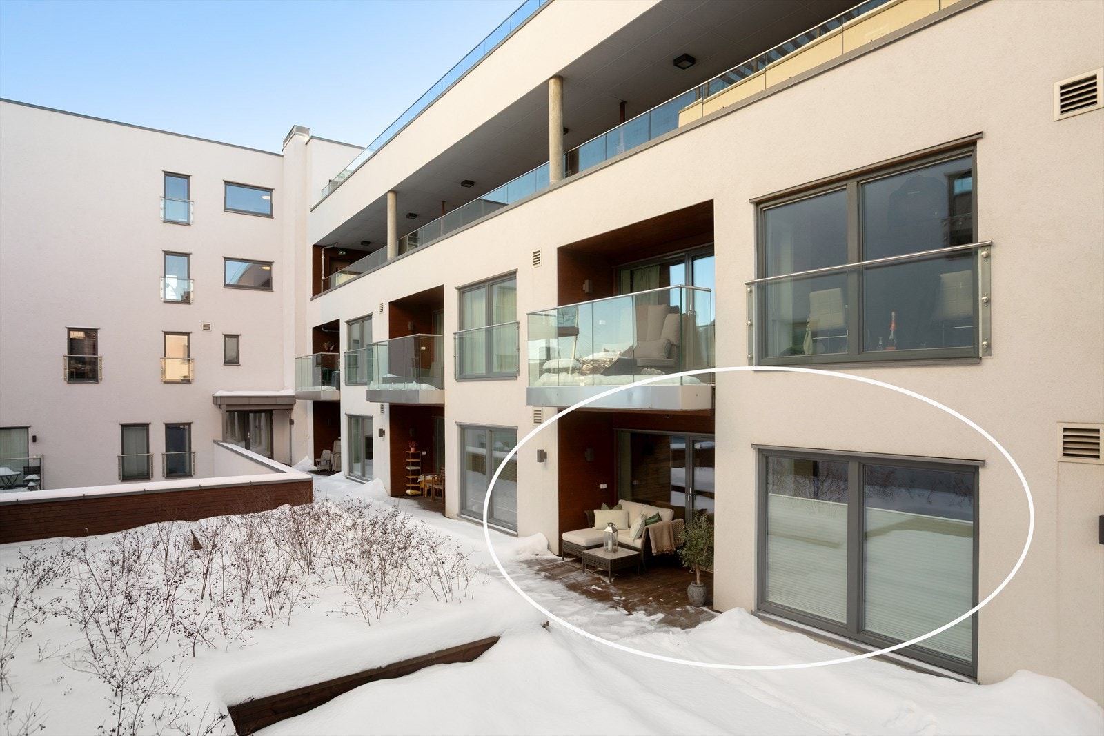 Fra soverommet er det utgang til privat uteplass på 6kvm, som går videre inn i felles terrasse Galleribilde