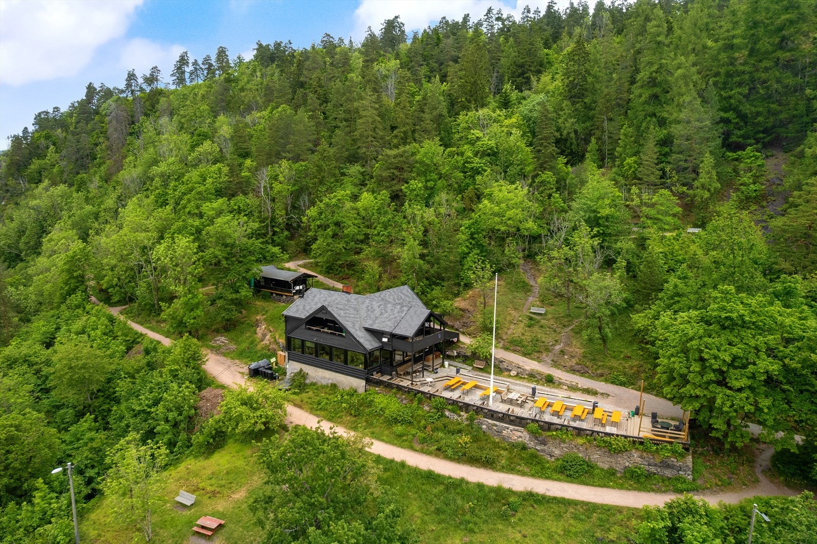 I tillegg til nydelige turområder langs elva, er det også god tilknytning til skogen Galleribilde