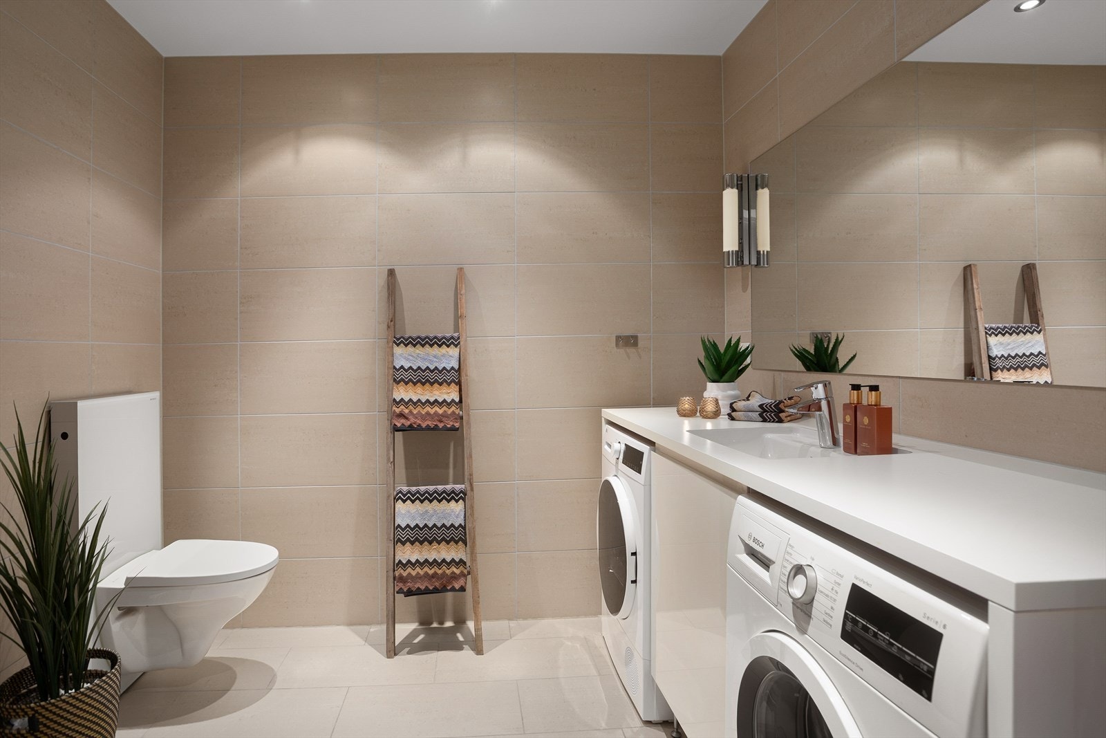 Leiligheten har et delikat og flott bad i behagelig fargepalett Galleribilde