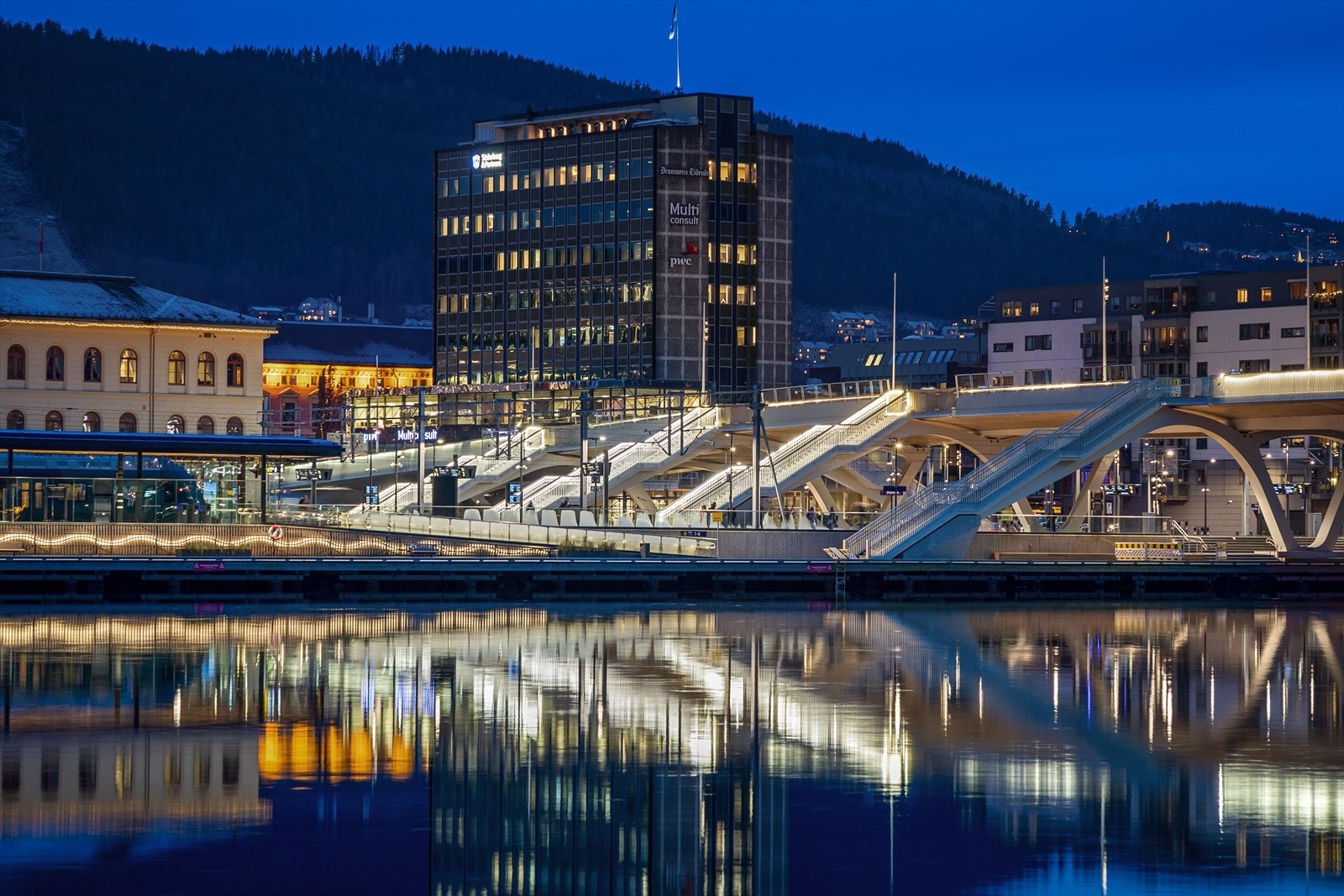 Fra leiligheten er du få minutters gange til Drammen nye togstasjon med hyppige avganger Galleribilde