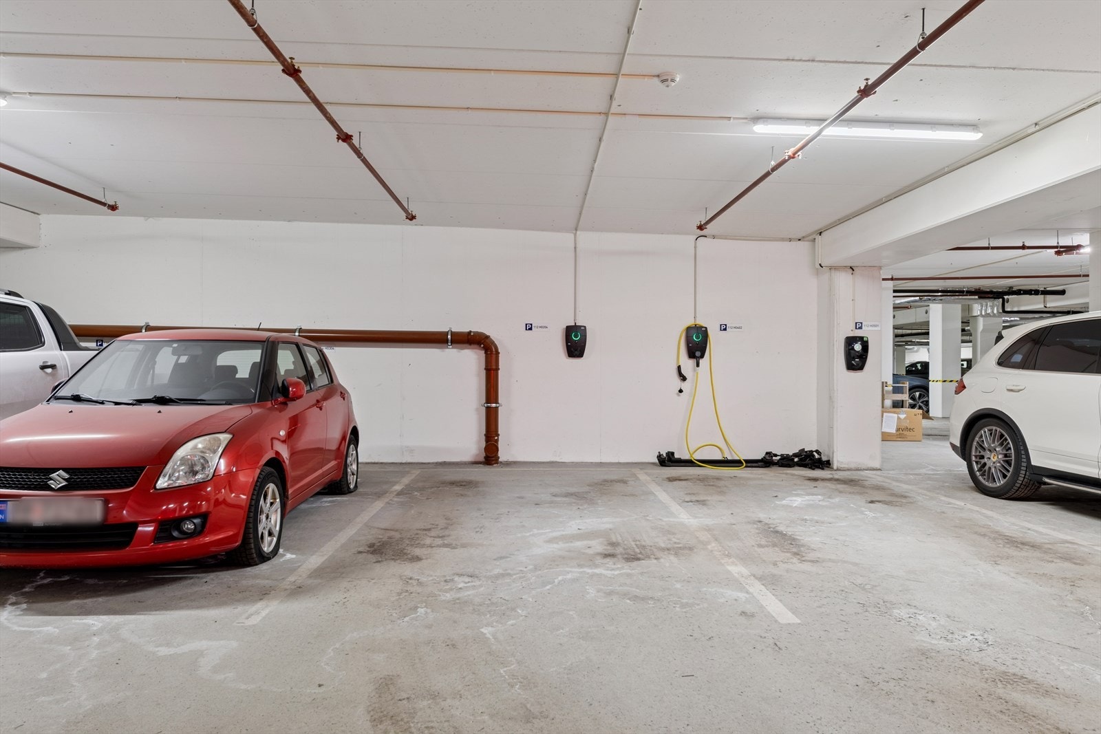 Fast parkeringsplass i lukket anlegg, m/elbil-lader Galleribilde
