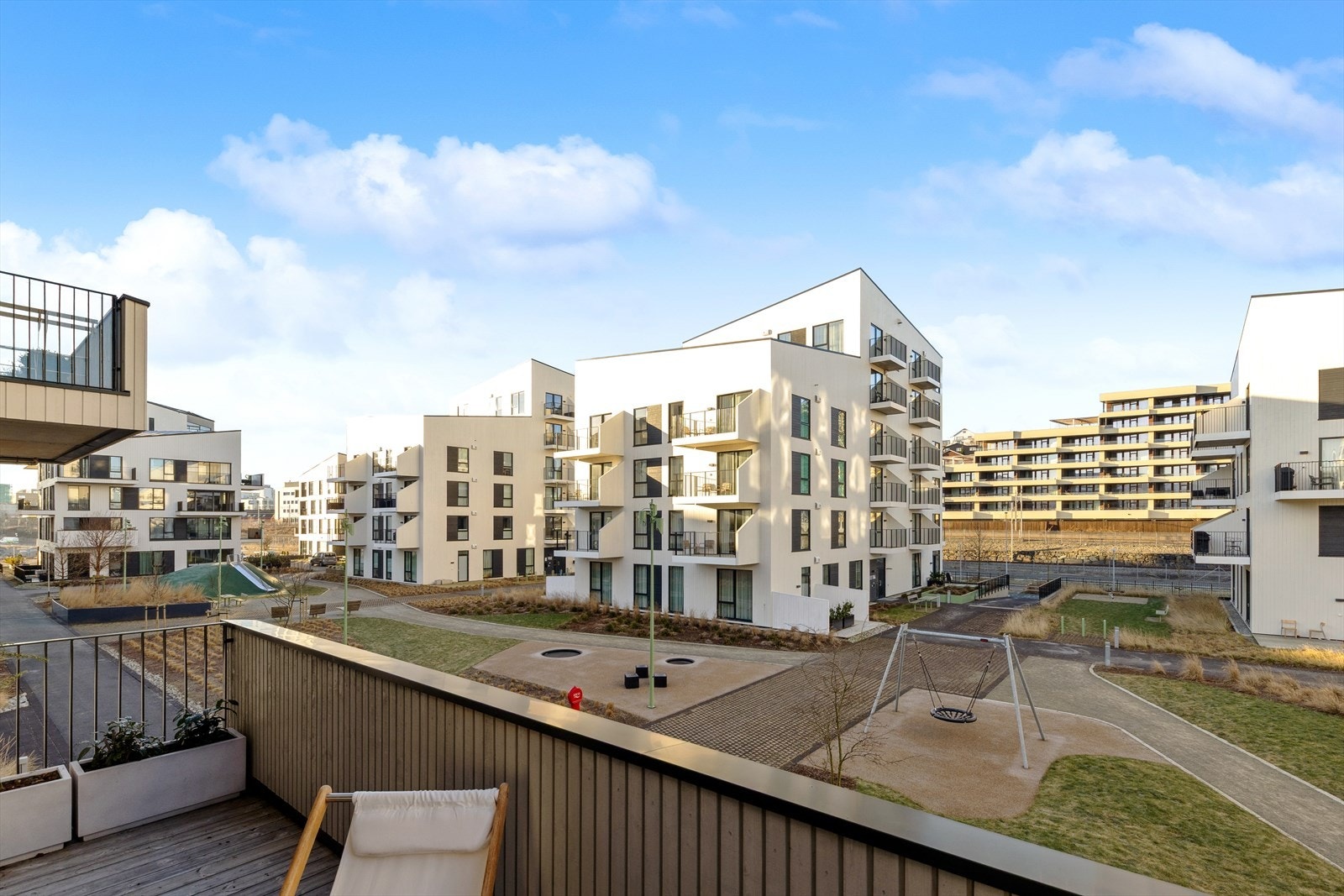 Leiligheten har en ypperlig plassering på feltet med en stor åpen plass rett foran blokka, samt riktig vendt i forhold til sol Galleribilde