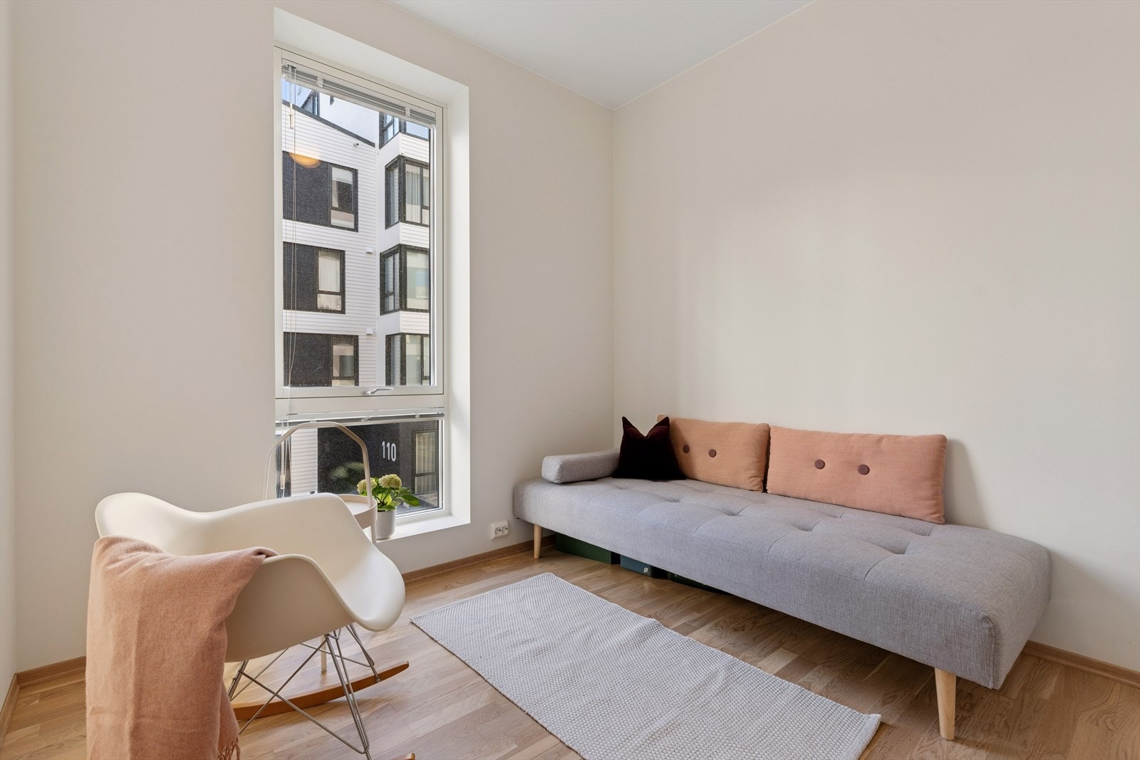 Soverom 2, også her med lyse flater Galleribilde