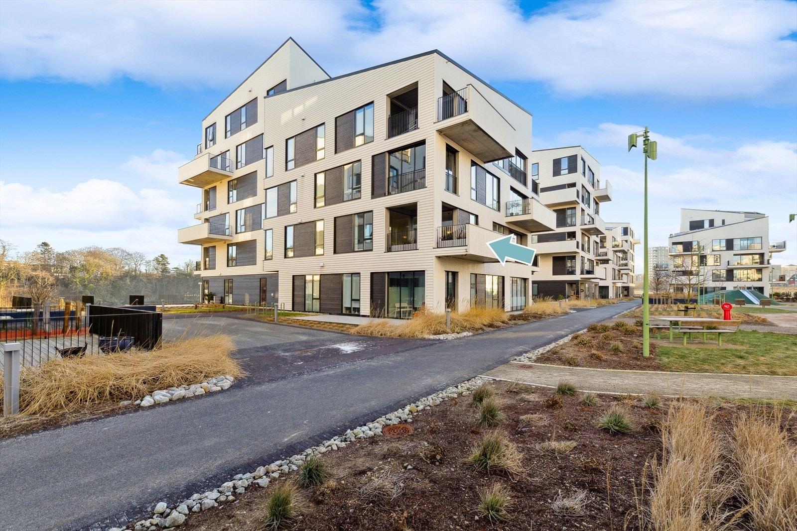 Leiligheten ligger meget bra til på hjørnet av bygget, med svært gode solforhold Galleribilde