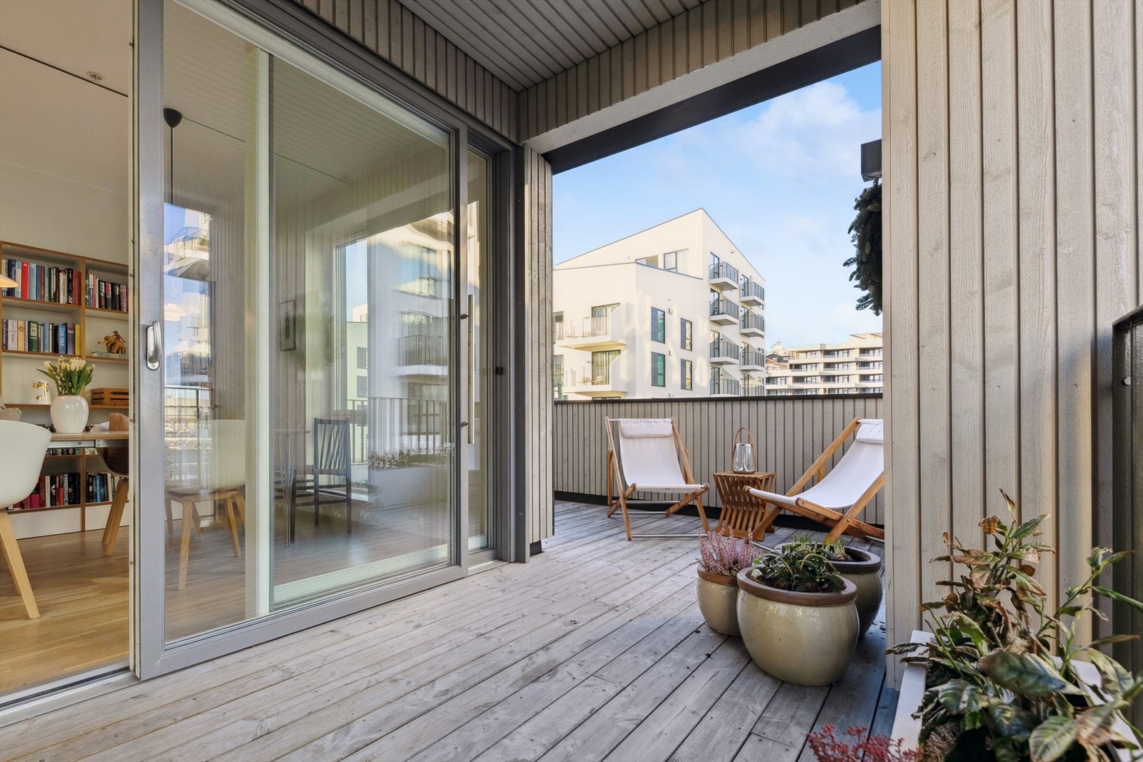 Balkongen ligger perfekt vestvendt, noe som gir svært gode solforhold Galleribilde