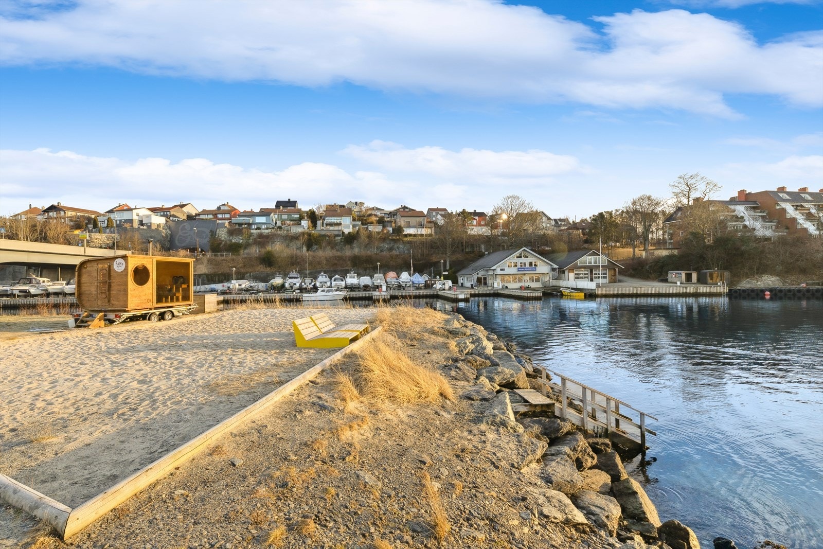 Like ved har man både badstue og badeplass Galleribilde