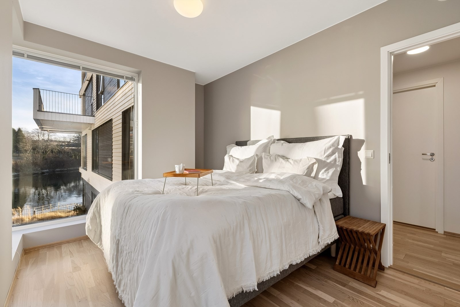 Herlig hovedsoverom med utsikt mot sjøen Galleribilde