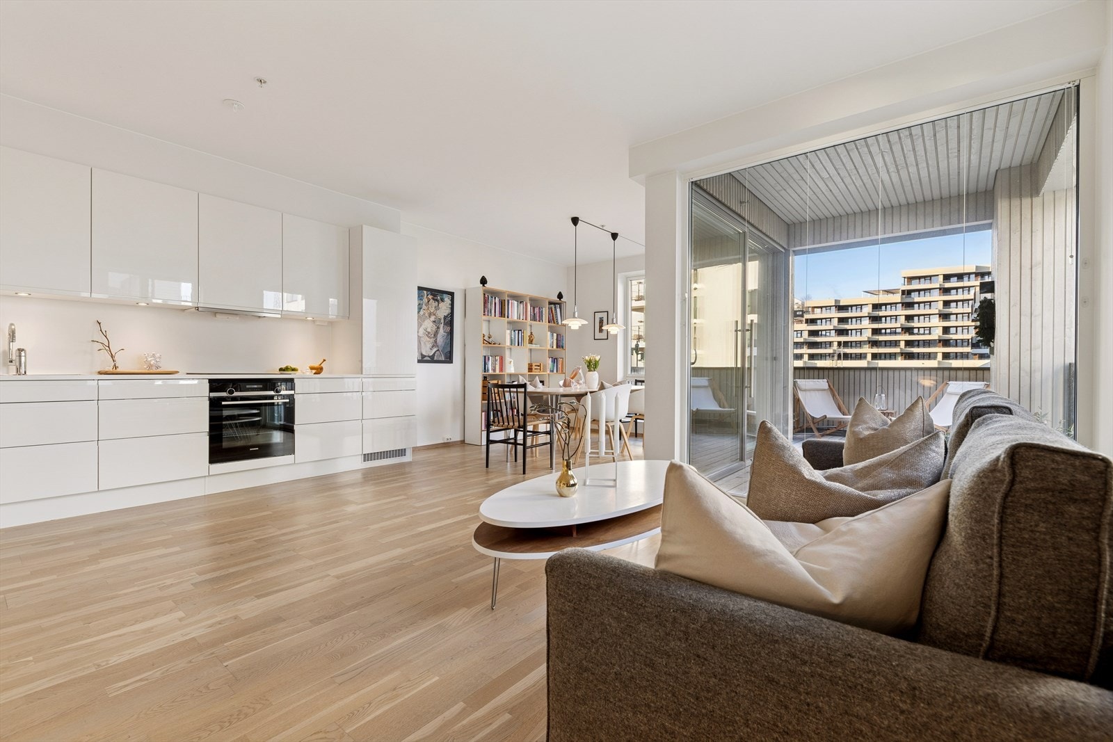 Leiligheten ligger på hjørnet i 2.etasje og har svært gode lysforhold inne i leiligheten Galleribilde