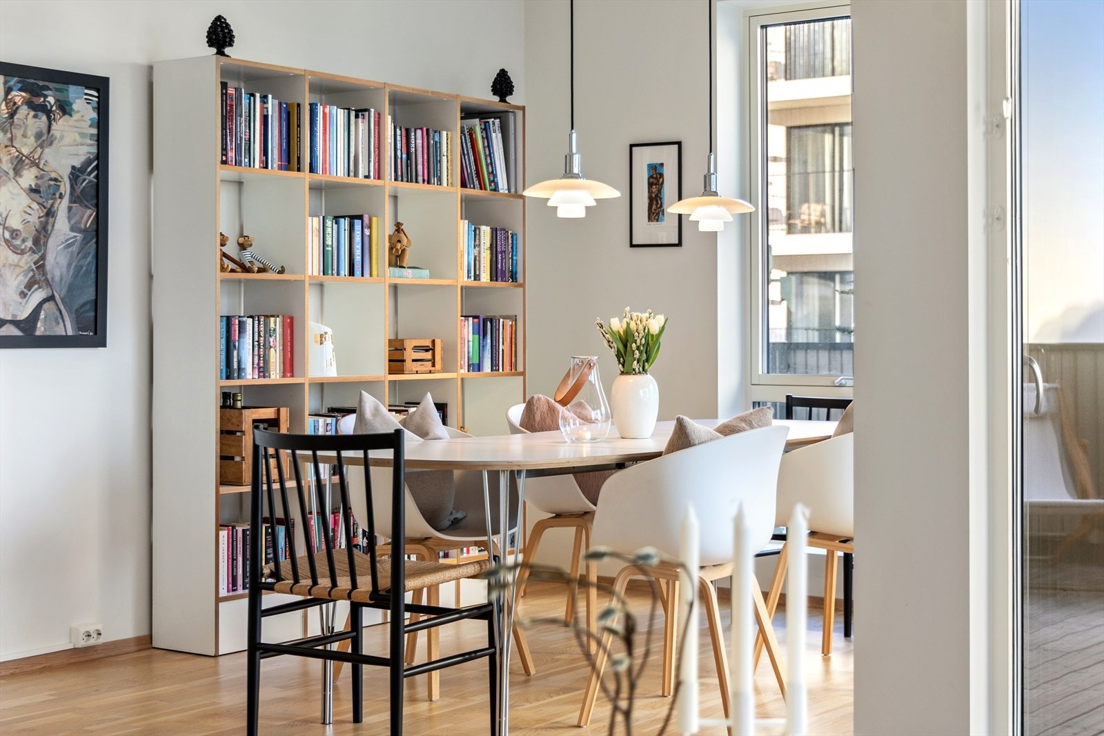 Leiligheten har store vindusflater og ekstra god takhøyde, noe som gode lysforhold Galleribilde