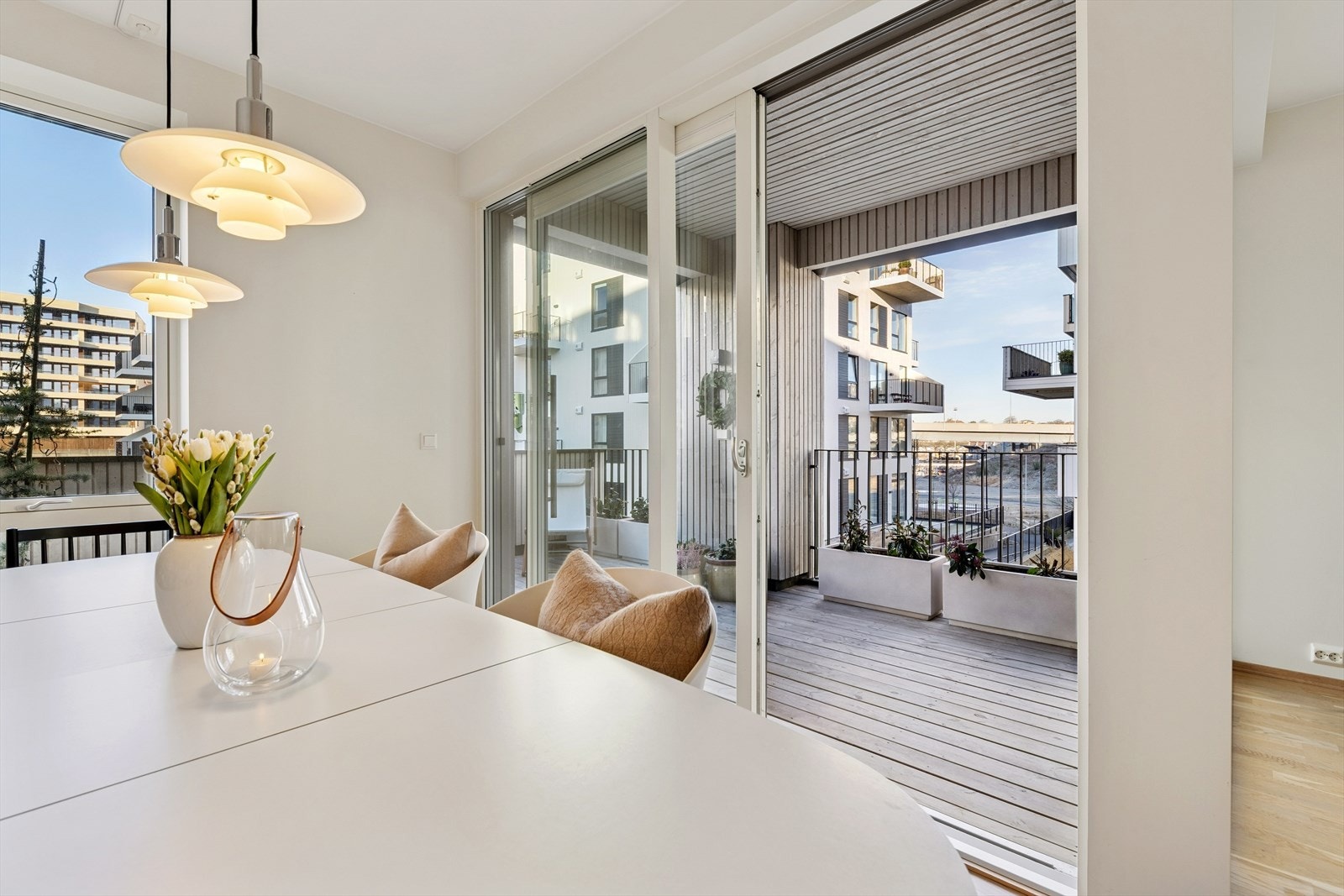 Fra stuen har man skyvedør ut til en stor balkong på hele 16 kvm Galleribilde