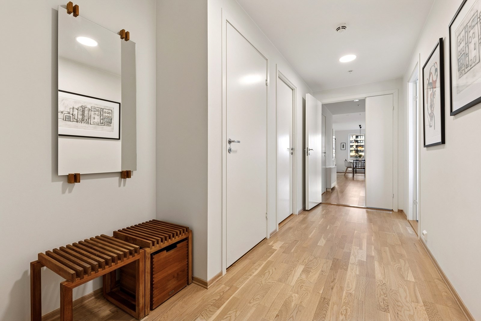 Romslig entré/gang Galleribilde