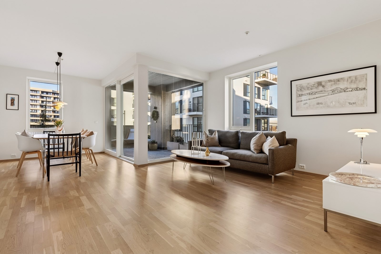 En romslig selveierleilighet fra 2021, beliggende like i vannkanten Galleribilde