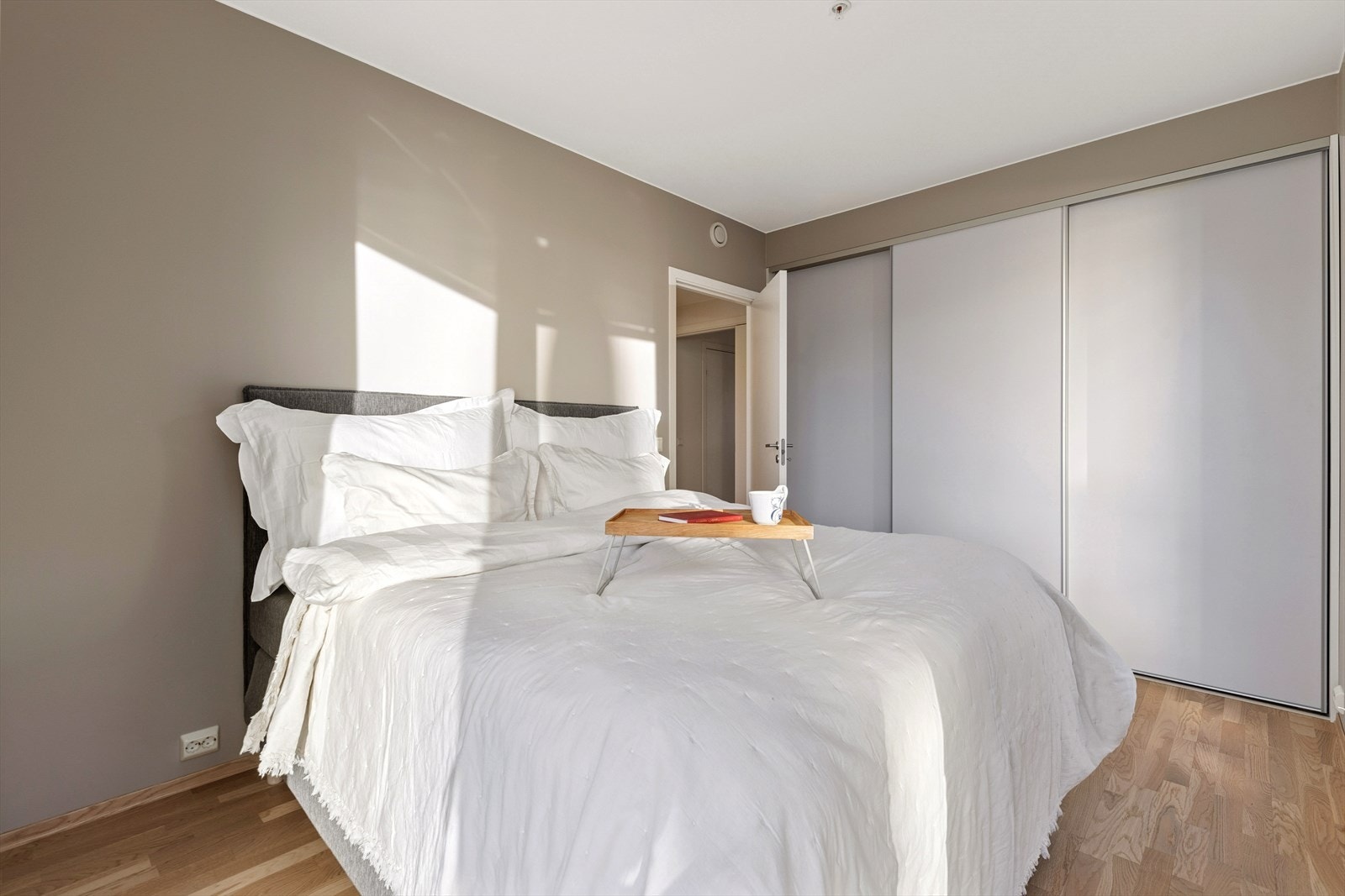 På hovedsoverommet har man en stor innebygd skyvedørsgarderobe fra HTH Galleribilde