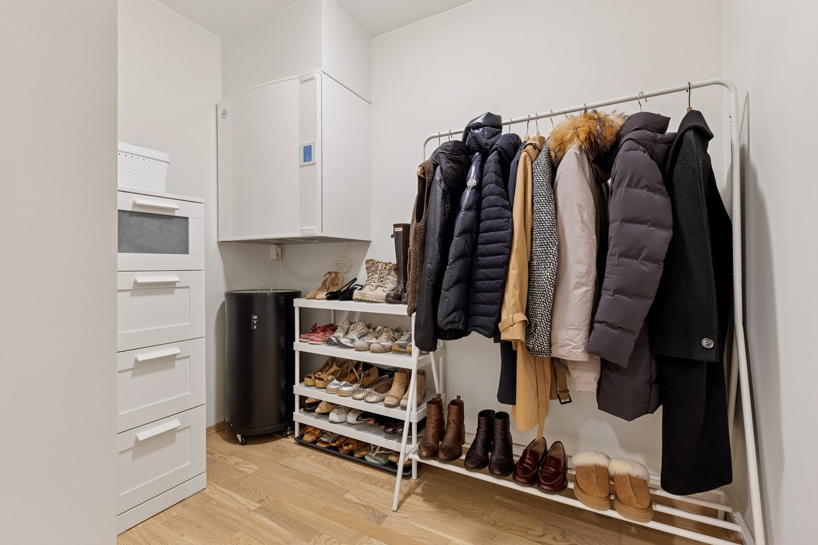 Fra gangen har man tilgang til bod som benyttes som garderoberom Galleribilde