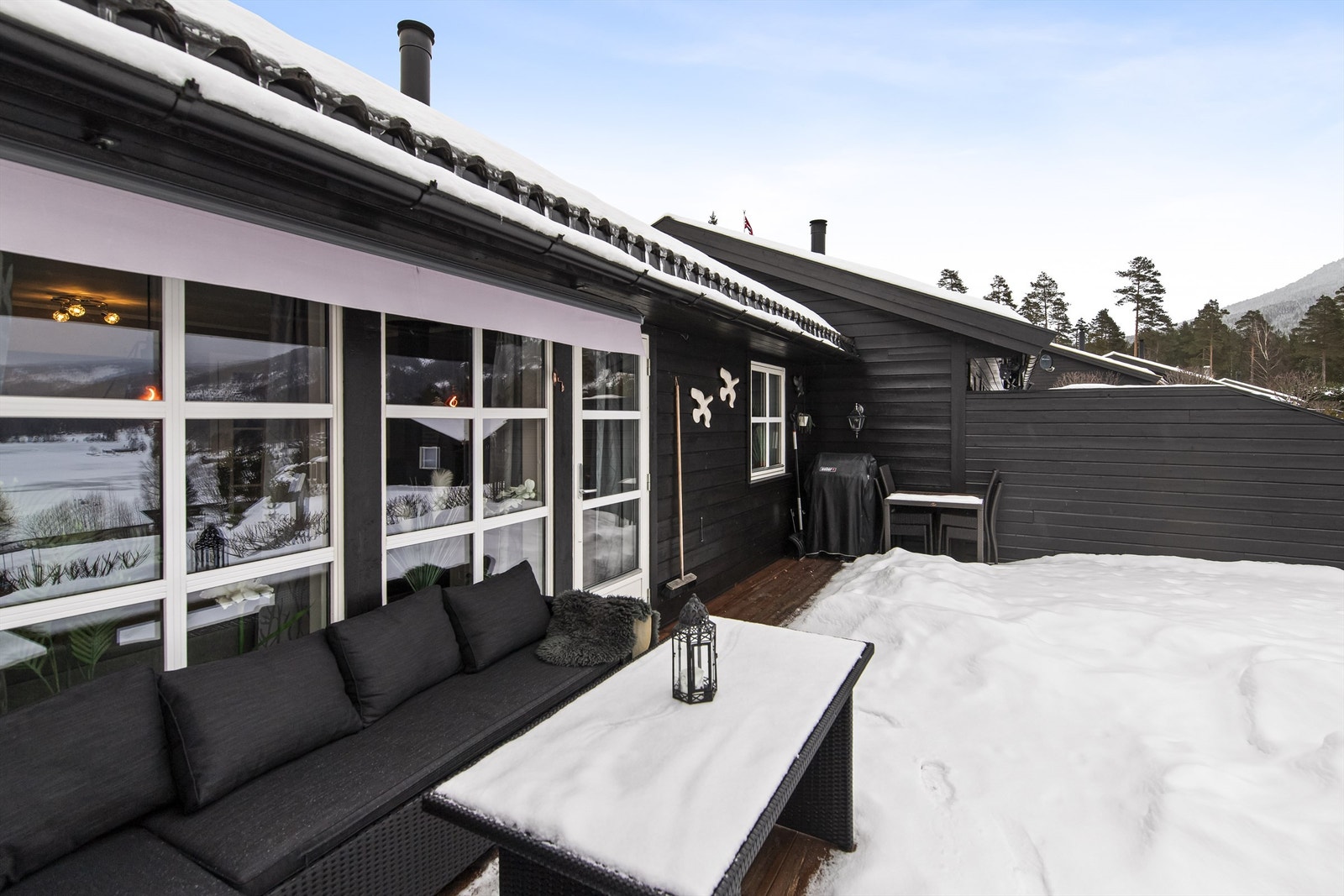 Terrassen strekker seg langs hyttens to yttervegger og er svært usjenert og solrik Galleribilde