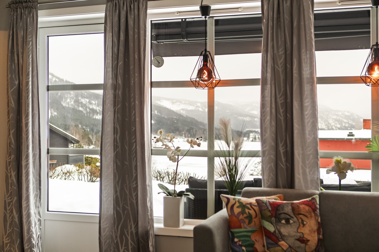 Nydelig utsikt og uten innsyn kan man nyte late dager på hytta Galleribilde