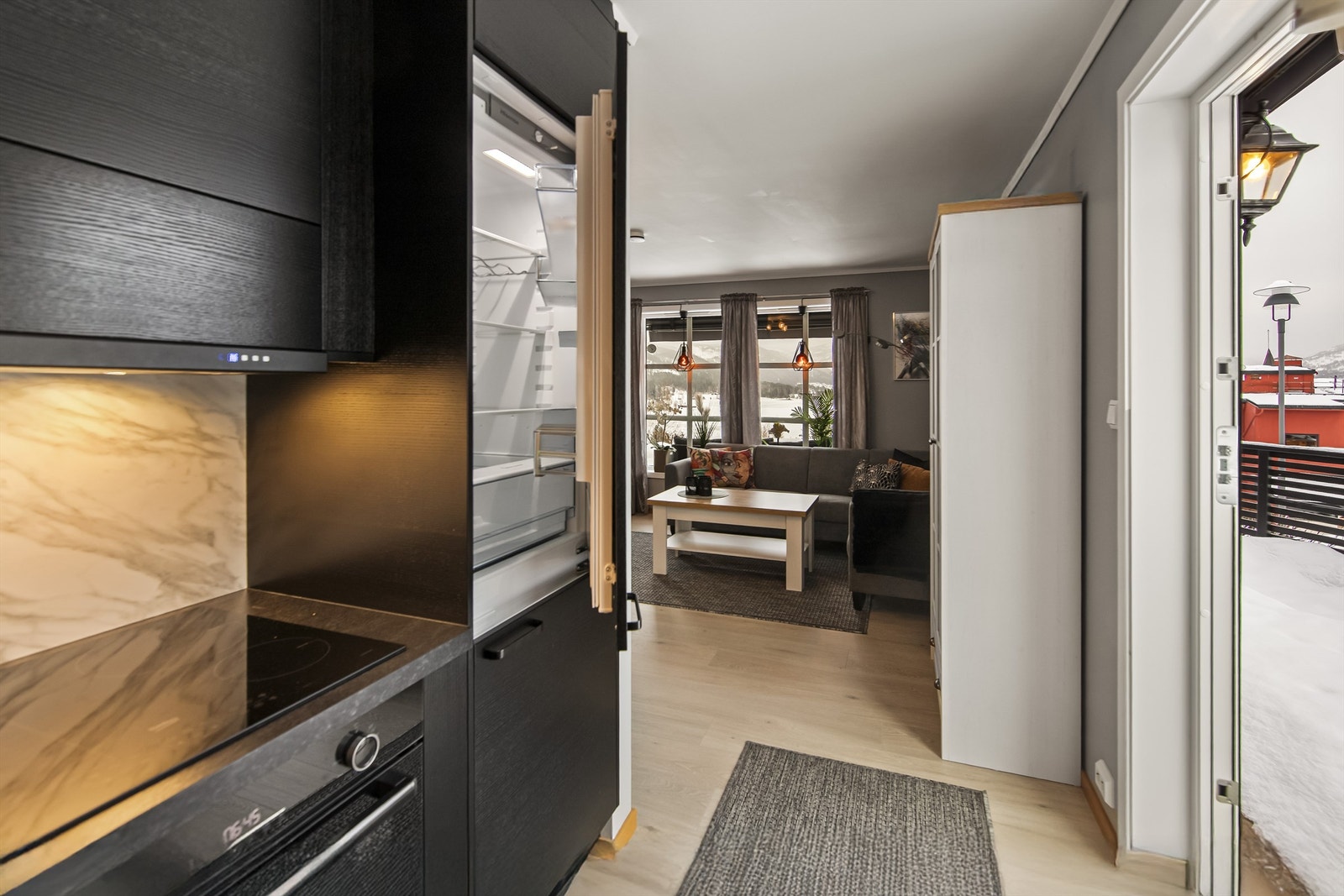 Det er etablert utgang fra kjøkkenet til den store og solrike terrassen Galleribilde