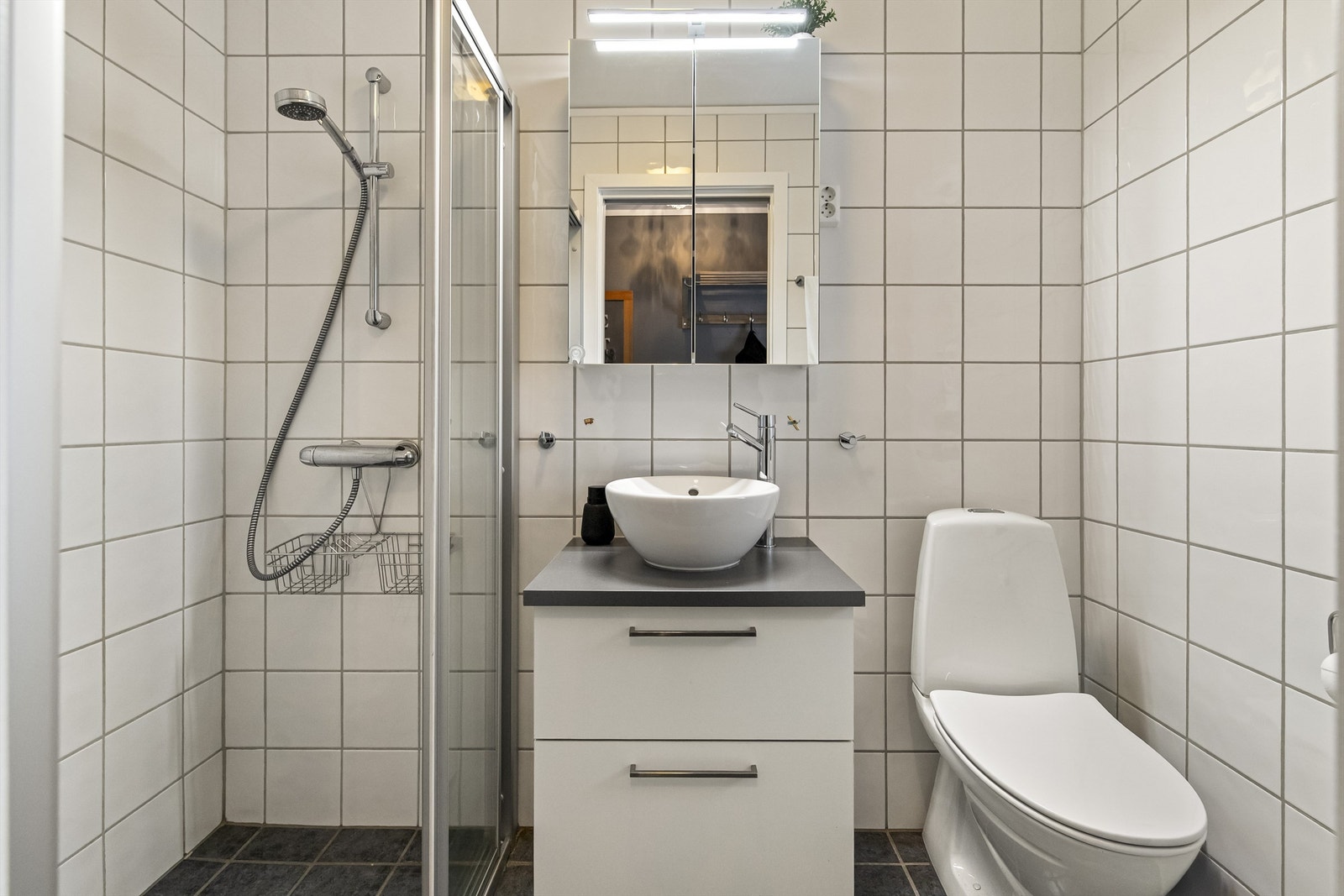 Badet er fornyet med fliser på vegger og gulv. Varmekabler i gulvet Galleribilde