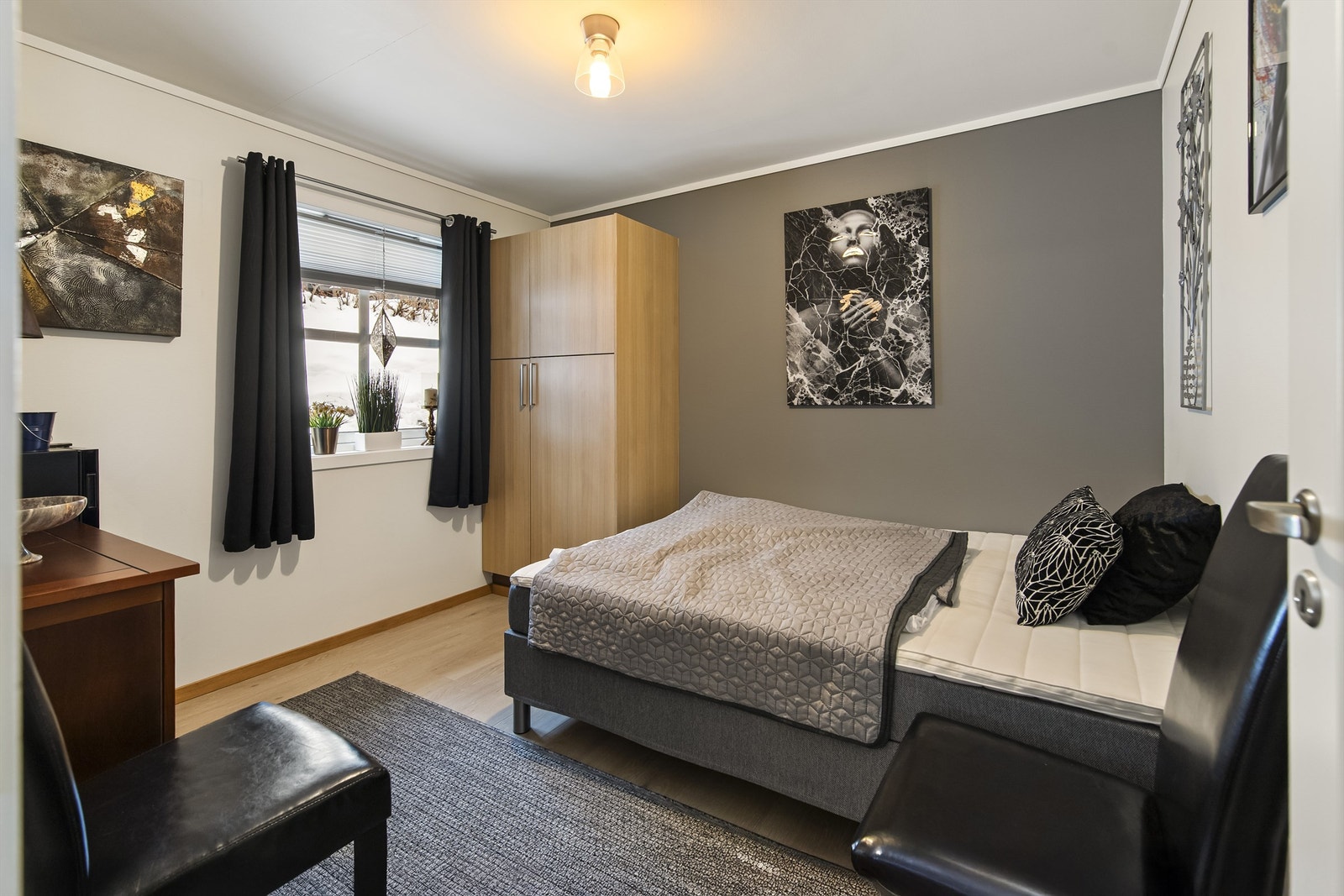 Soverom 2 har også god plass og er innredet med garderobeløsning Galleribilde