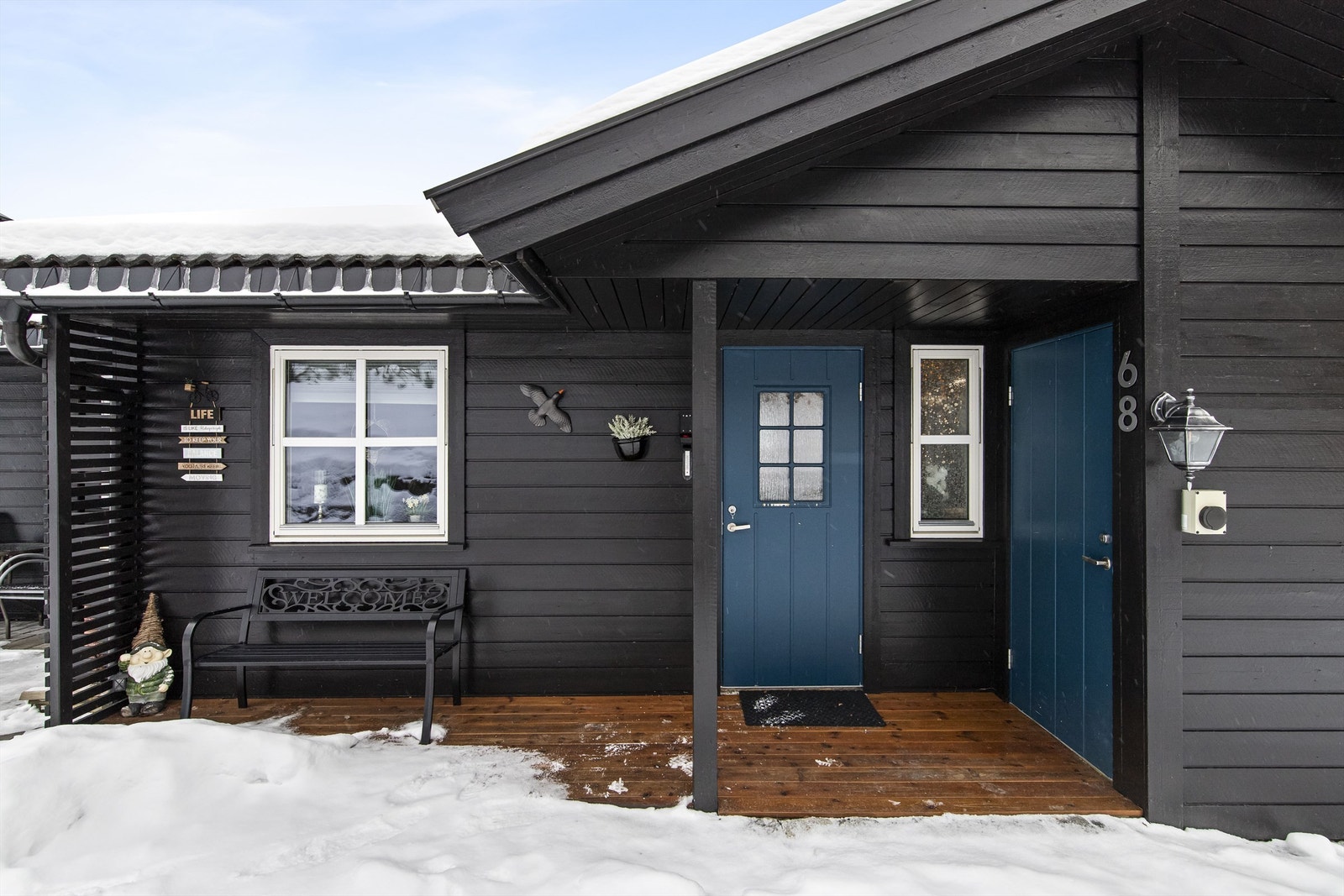 Velkommen inn! Overbygget inngangsparti med tilgang til utvendig bod Galleribilde