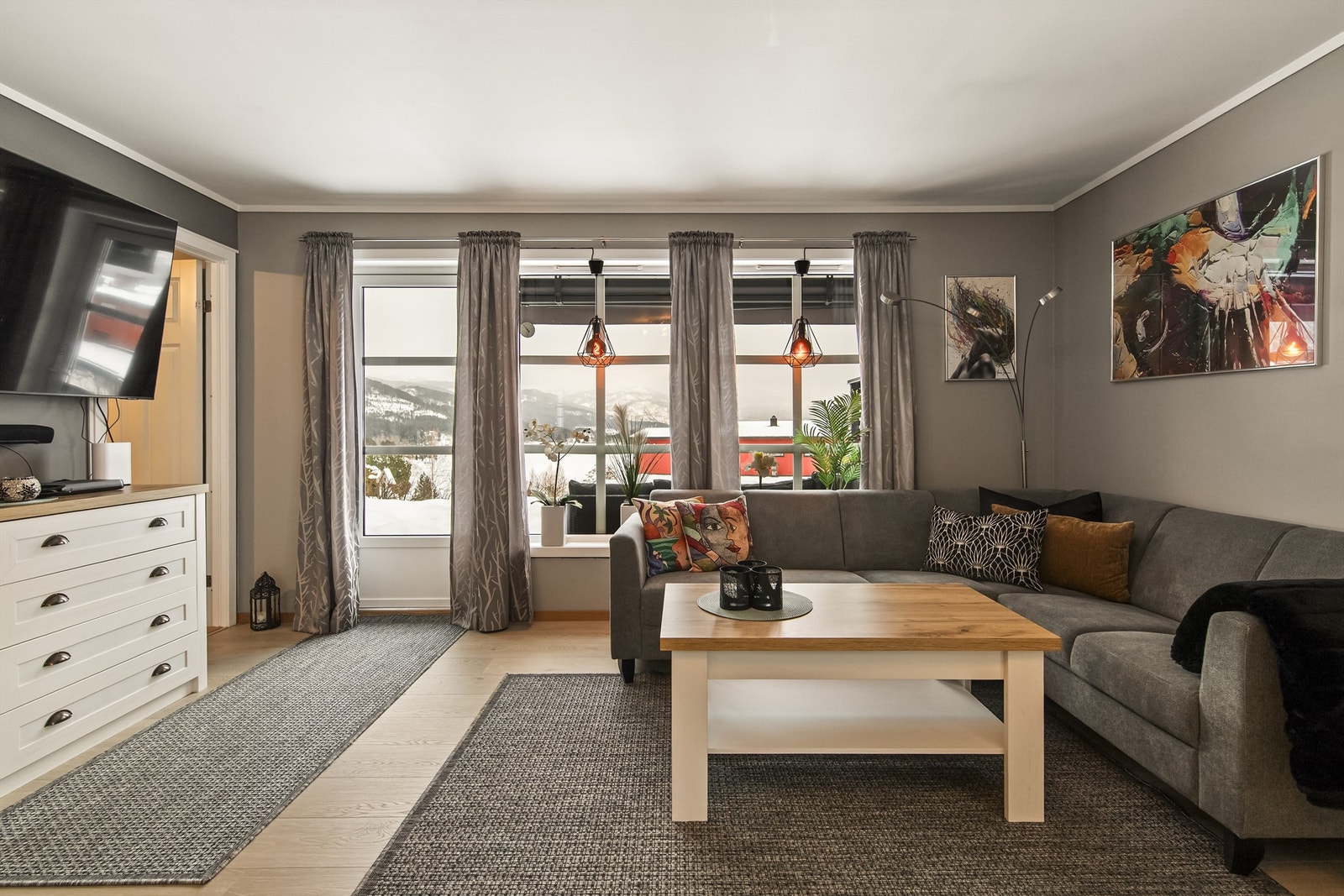 Hytten er pusset opp med nye lekre gulv og overflater malt i tidløse fargevalg Galleribilde