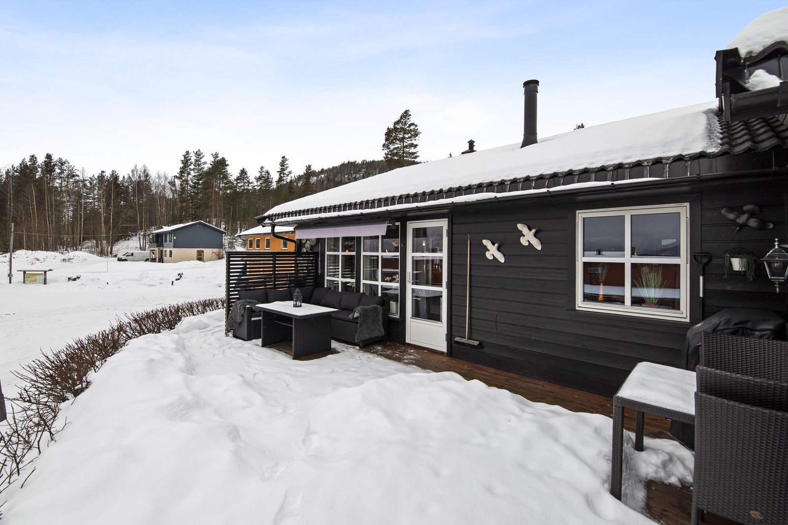 God plass til utemøblement og med markise for de mest solrike dager Galleribilde