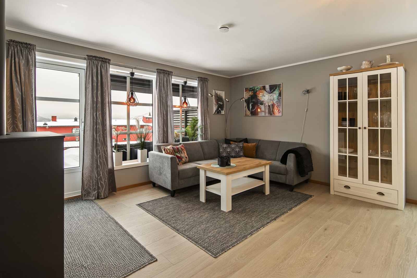 Til den deilige terrassen har man utgang fra både stue og kjøkken Galleribilde