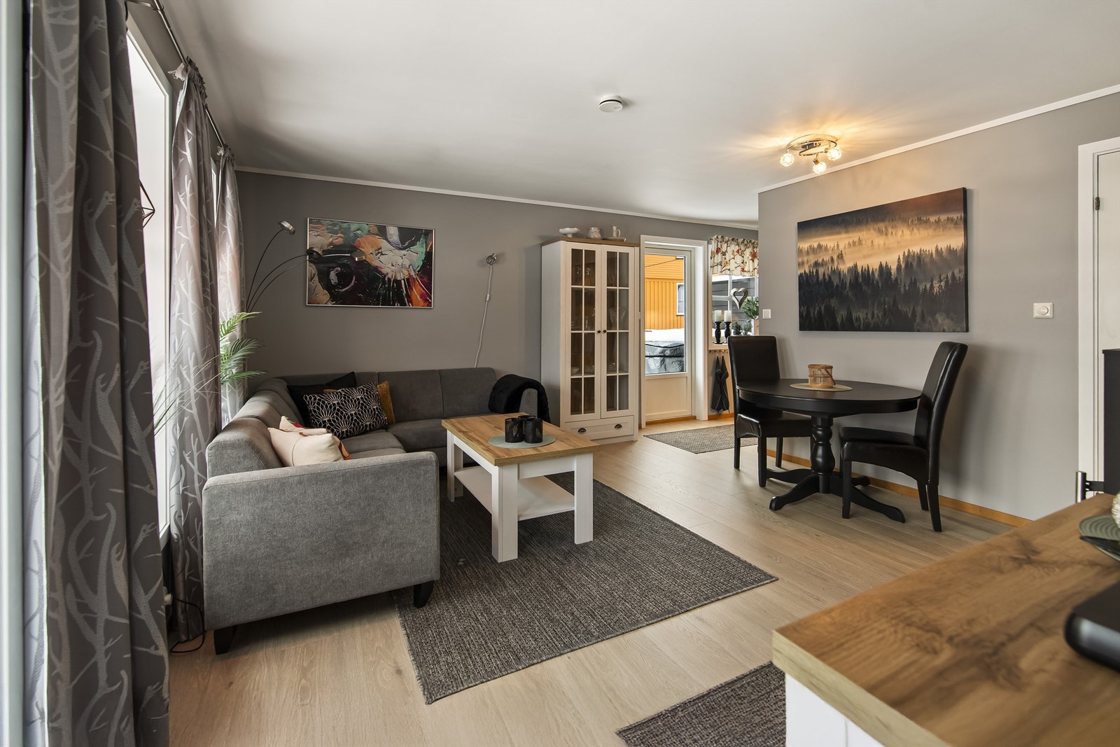 Det er store vindusflater i stue/kjøkken, noe som gir rommet godt naturlig lys Galleribilde