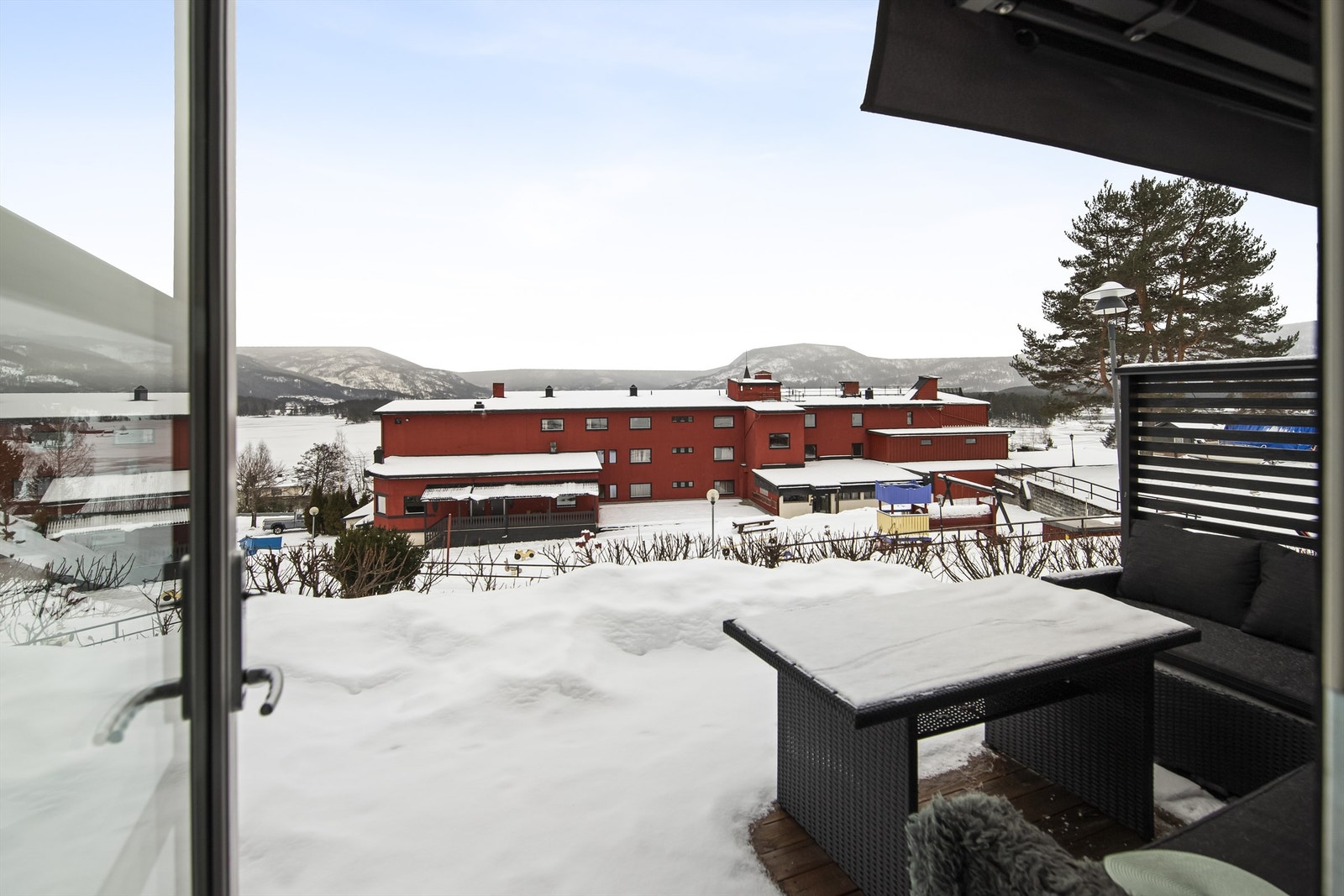 Nydelig utsikt til Nisser og omkringliggende fjellkjeder fra hytta Galleribilde